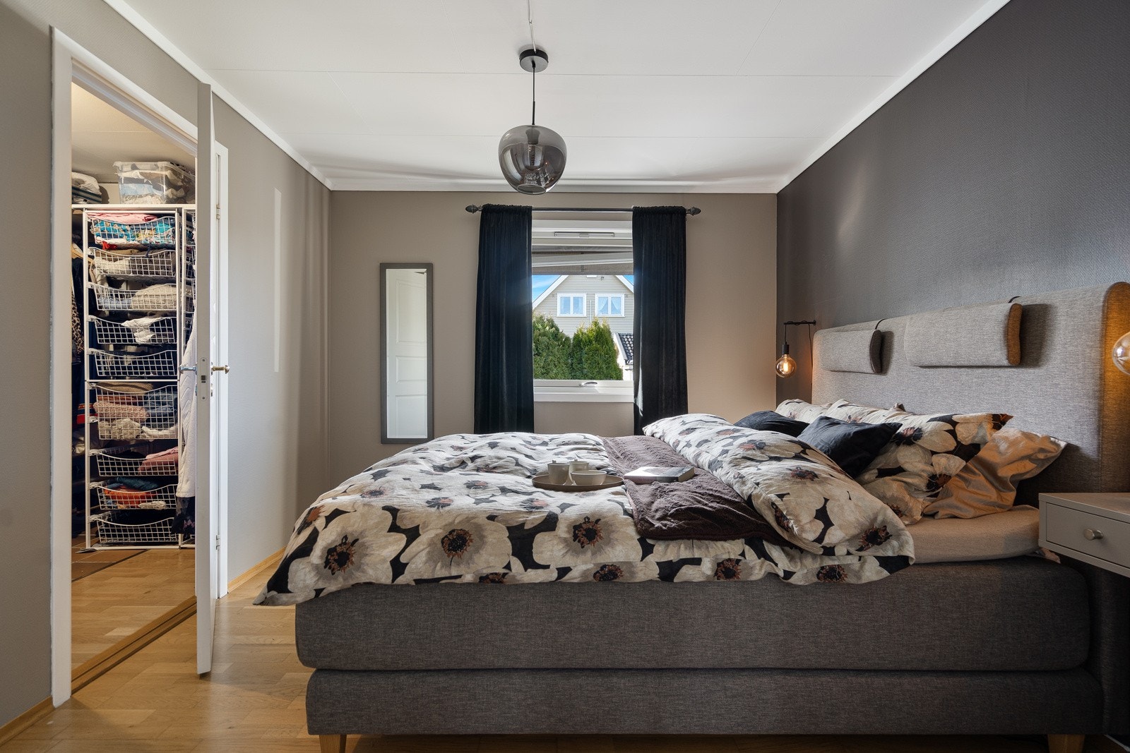 Hovedsoverom med egen klesgarderobe Galleribilde