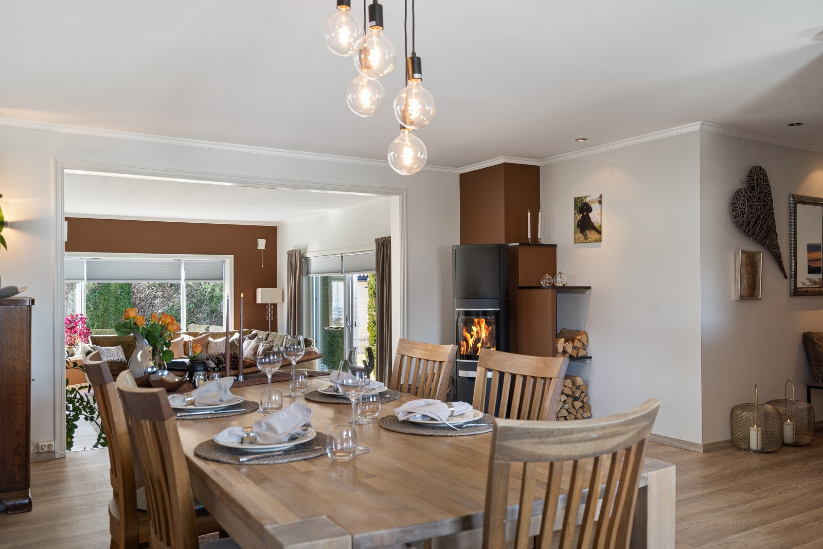 Spisestuen binder kjøkken og stuen i sammen Galleribilde