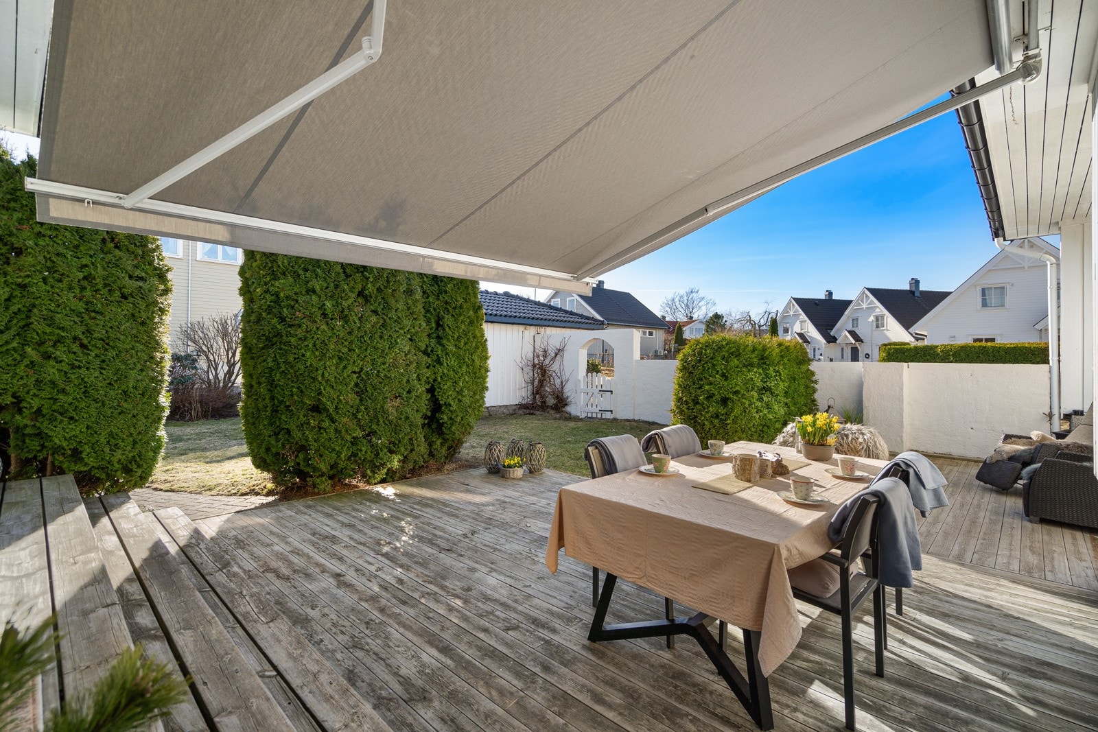 En stor markise skaper skygge for sol eller lunhet på kvelden Galleribilde