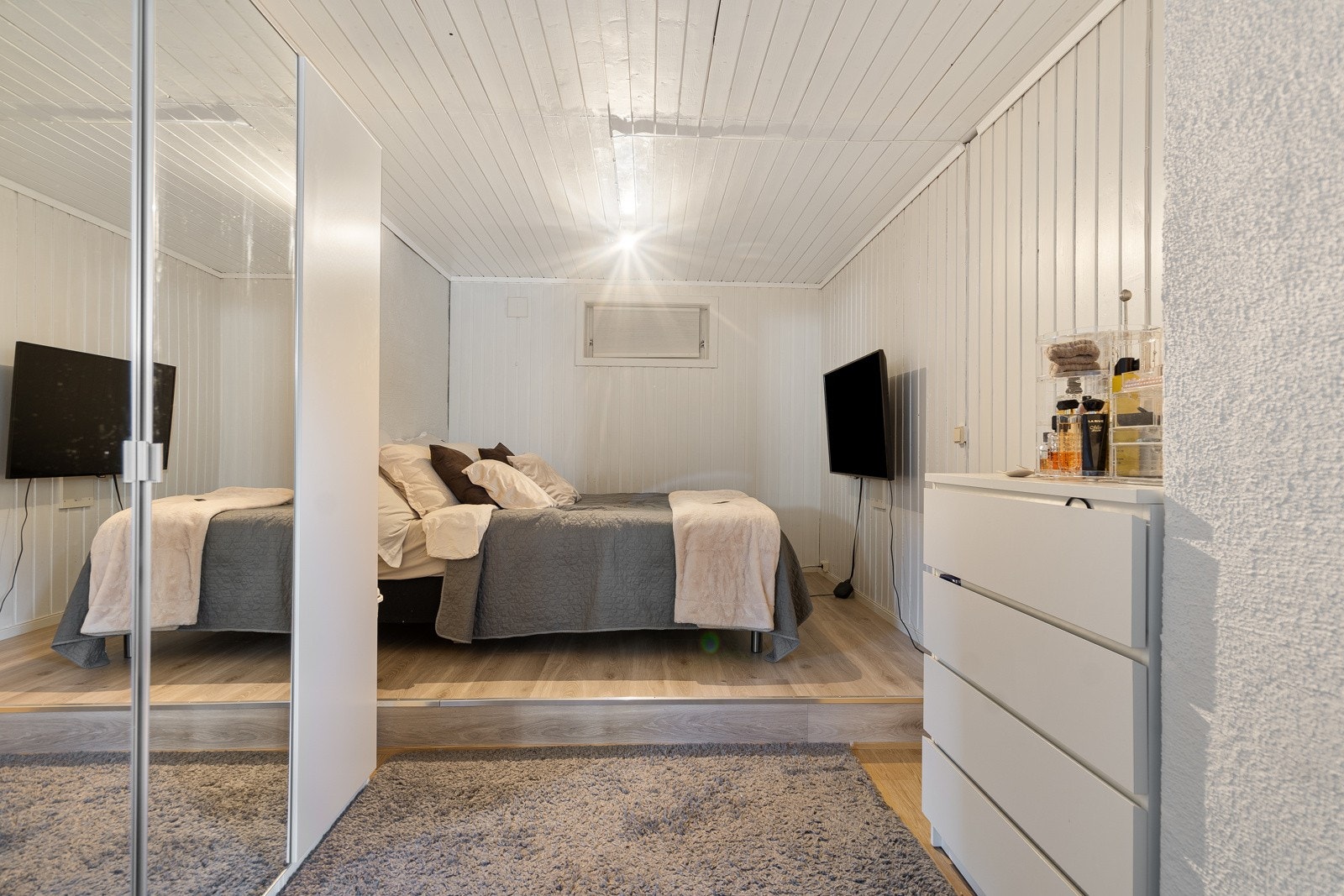 Underetasje som er innredet med kjellerstue og sovekrok - Perfekt for ungdommen Galleribilde