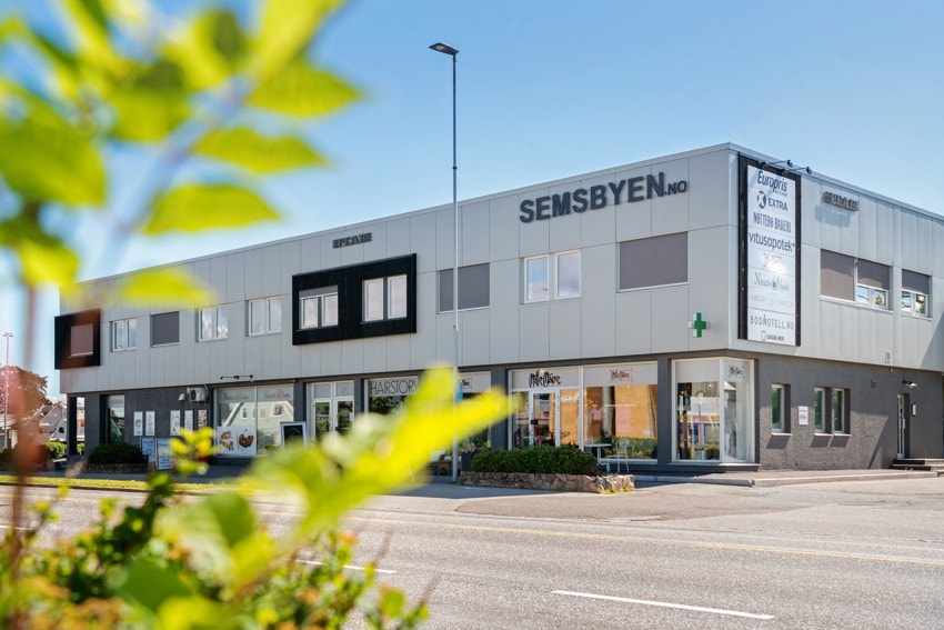 På Sem har du matbutikker, apotek, frisør, bensinstasjon, bakeri, restauranter og klesbutikk, for å nevne noe Galleribilde