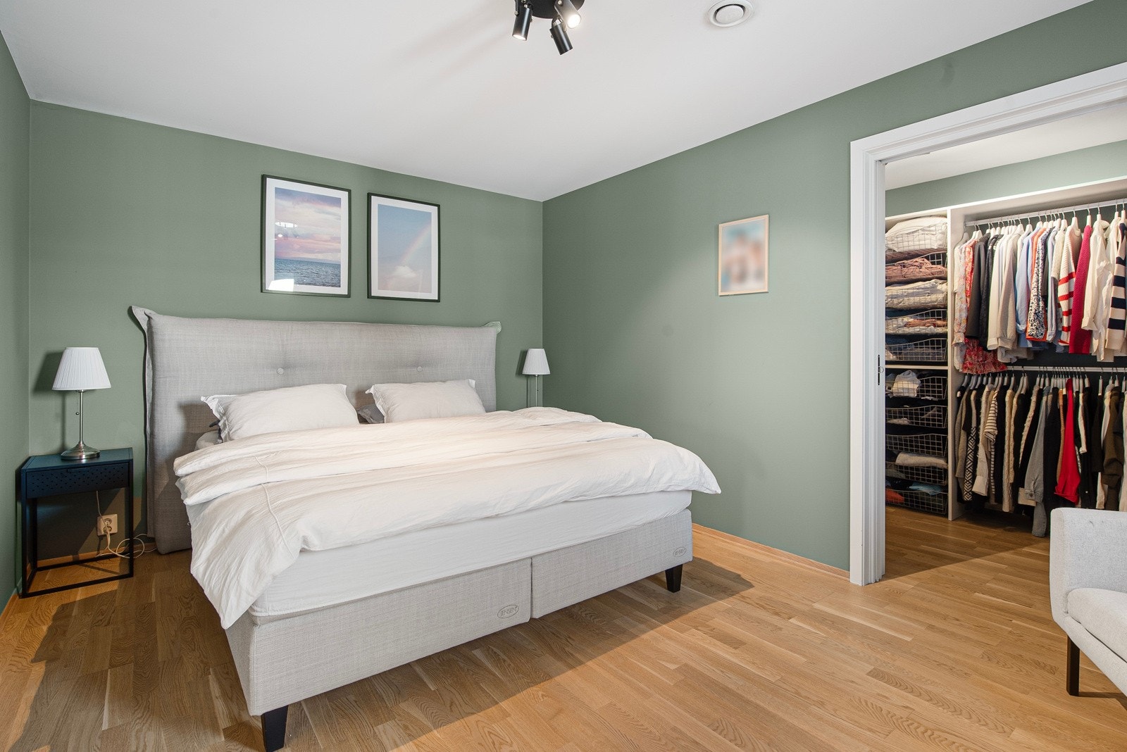 Hovedsoverommet har eget walk in closet Galleribilde