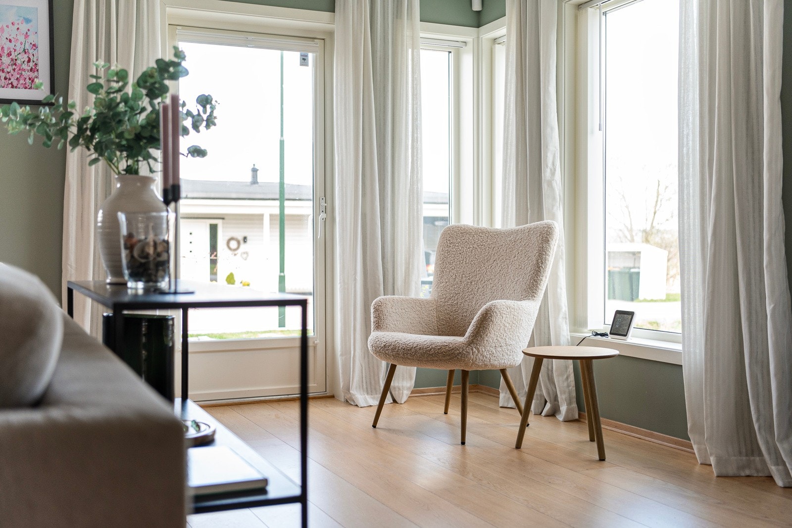 En hyggelig plass i huset med utsyn Galleribilde