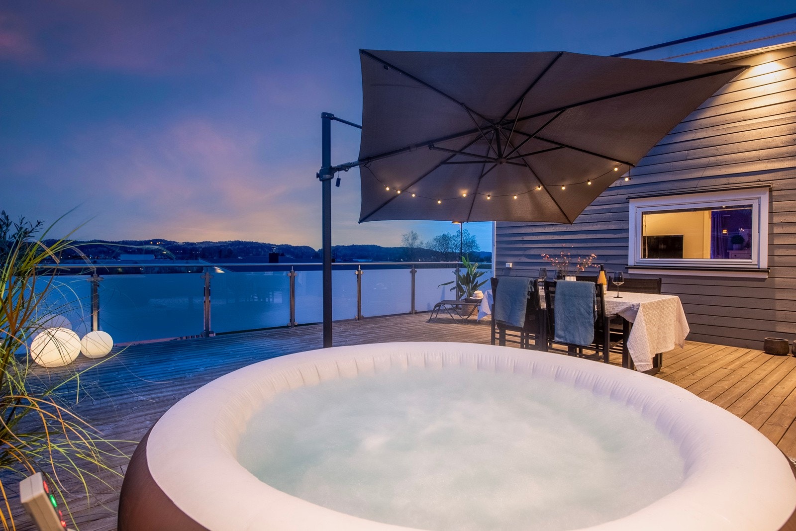 Nyt kvelden i en avslappende jacuzzi Galleribilde