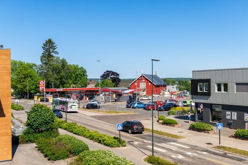 Det er regelmessig avgang med buss og kort vei til E18 Galleribilde