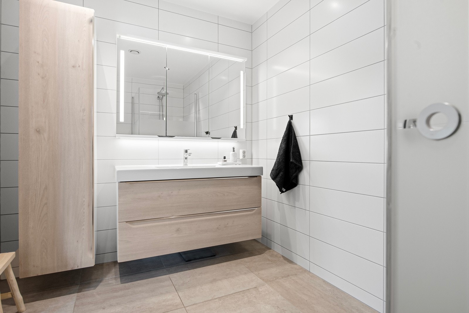 Badet i 2. etasje har stilren baderomsinnredning og dusjhjørne Galleribilde