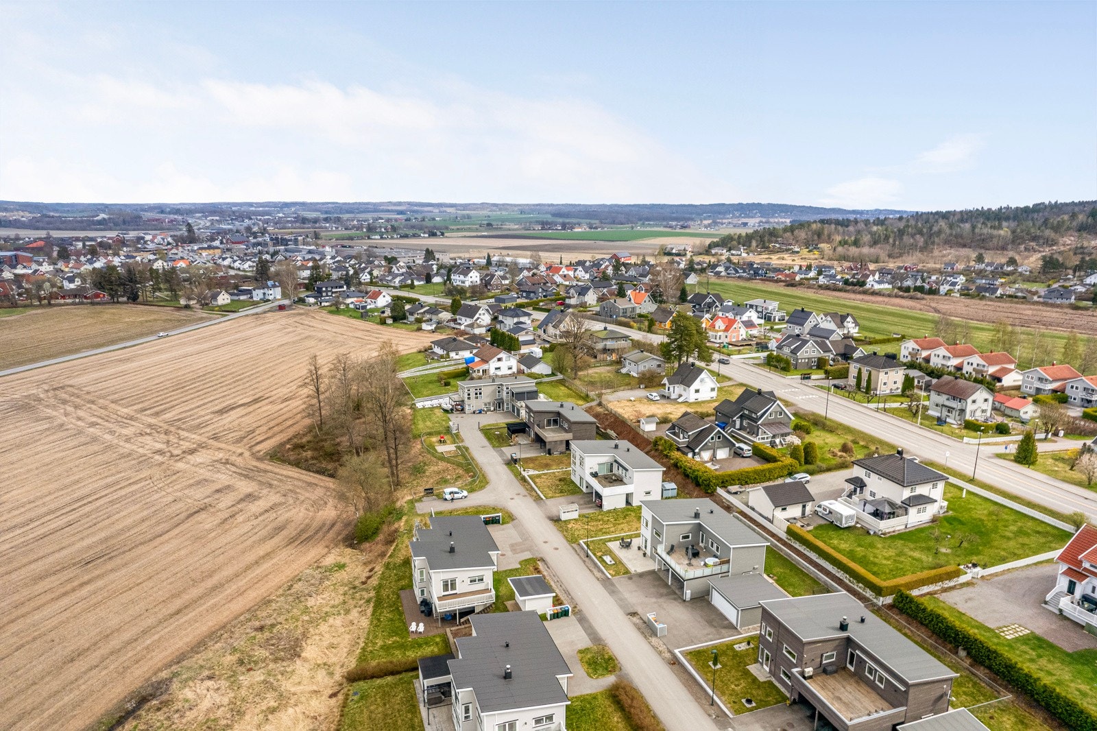 Eiendommen ligger med kort avstand til skoler, barnehage, Sem sentrum og E-18 Galleribilde