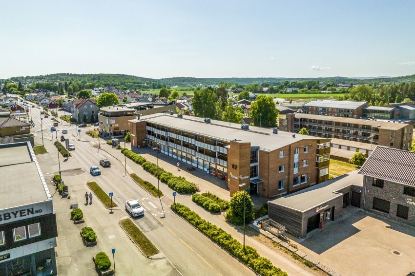 Trafikken på Sem går rolig med lav fartsgrense, fartshumper og fotgjengerfelt til butikker og skole Galleribilde