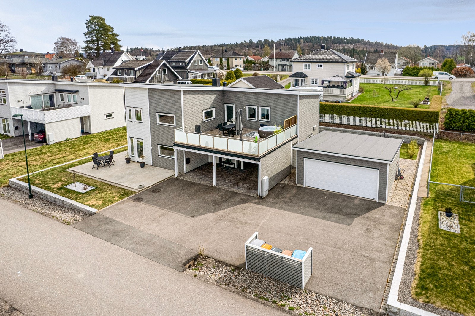 På eiendommen er det dobbel garasje og carport samt godt med parkering på egen gårdsplass Galleribilde
