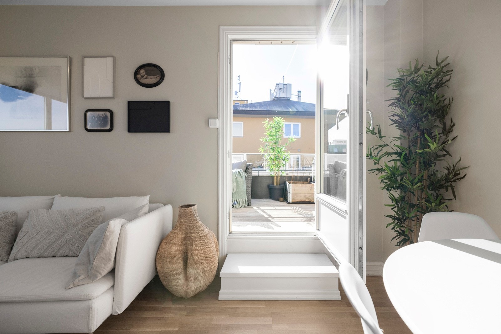 Fra stuen har man direkte utgang til den private takterrassen som byr på fantastiske sol- og utsiktsforhold! Galleribilde