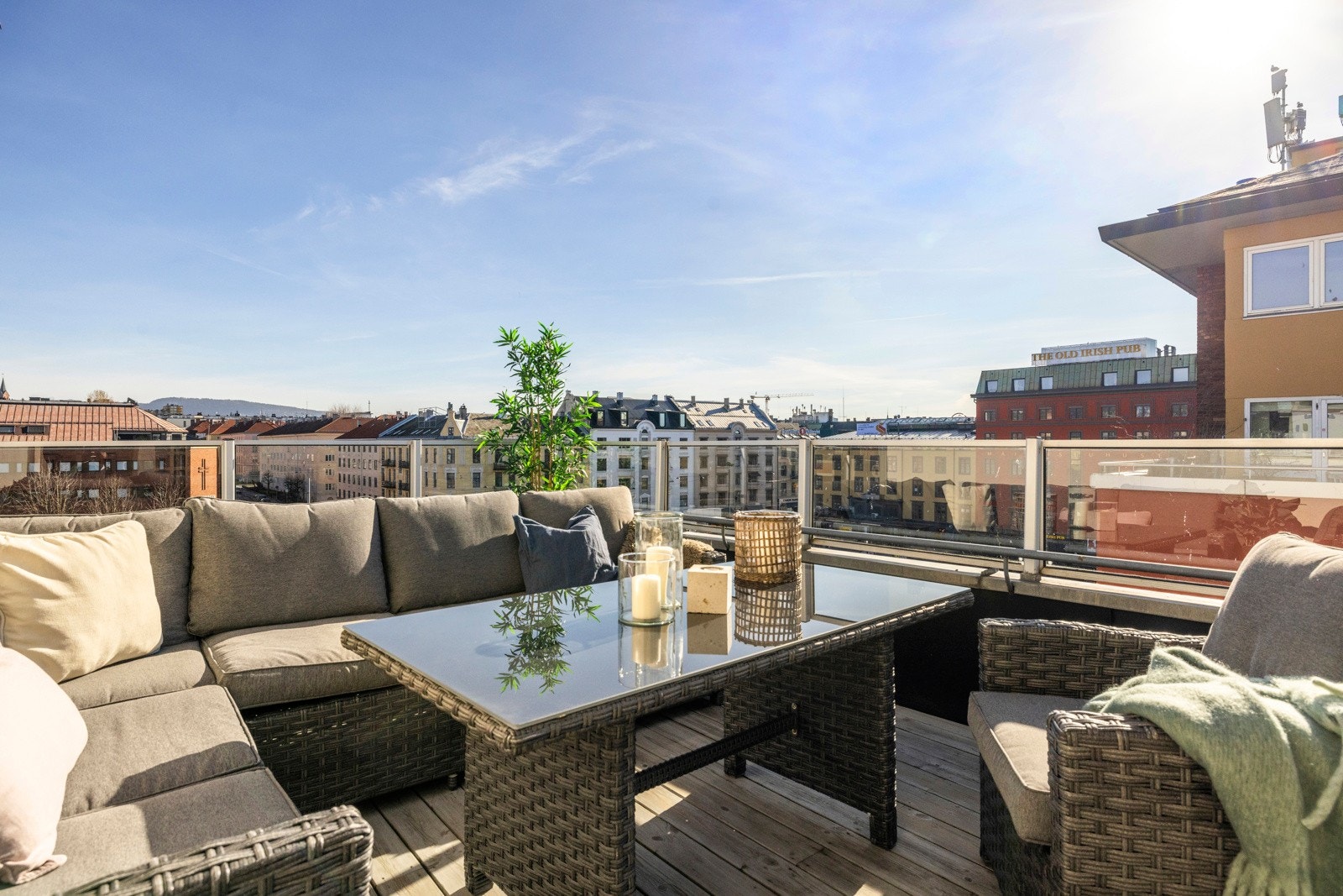 En privat oase som ligger høyt og fritt i 6. etasje med fantastiske sol- og utsiktsforhold over Oslos tak - Helt skjermet fra bylivet! Galleribilde
