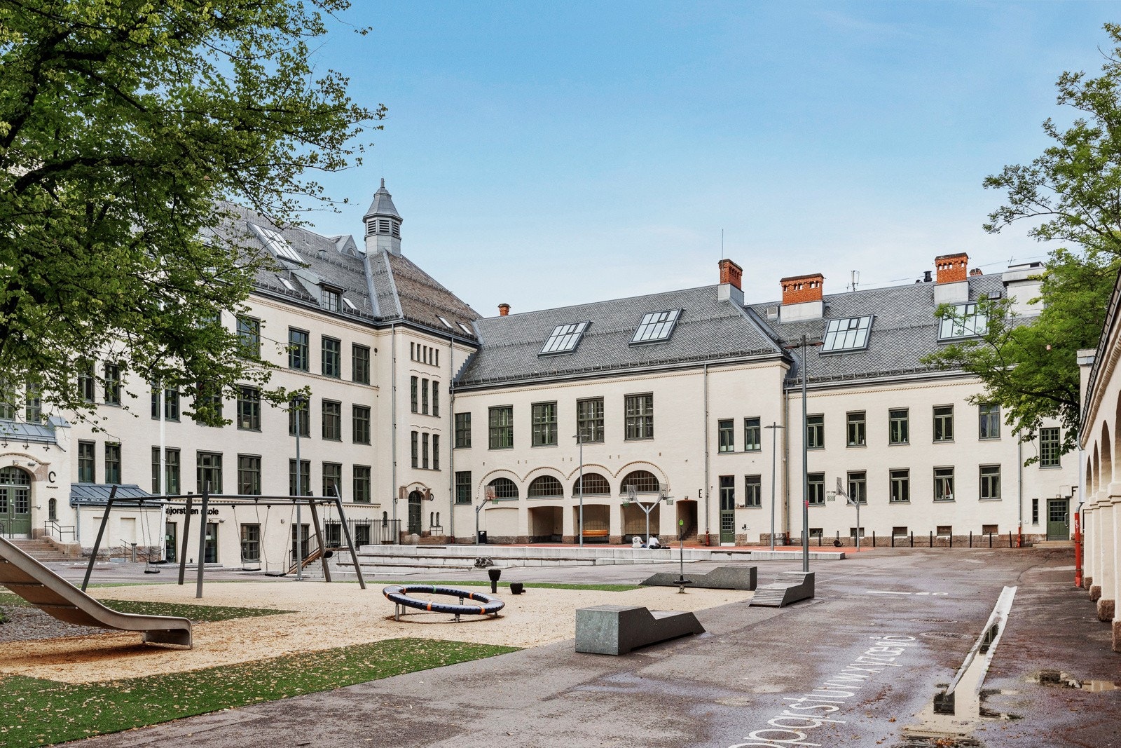Tradisjonsrike Majorstuen Skole er rett ovenfor gaten. Galleribilde