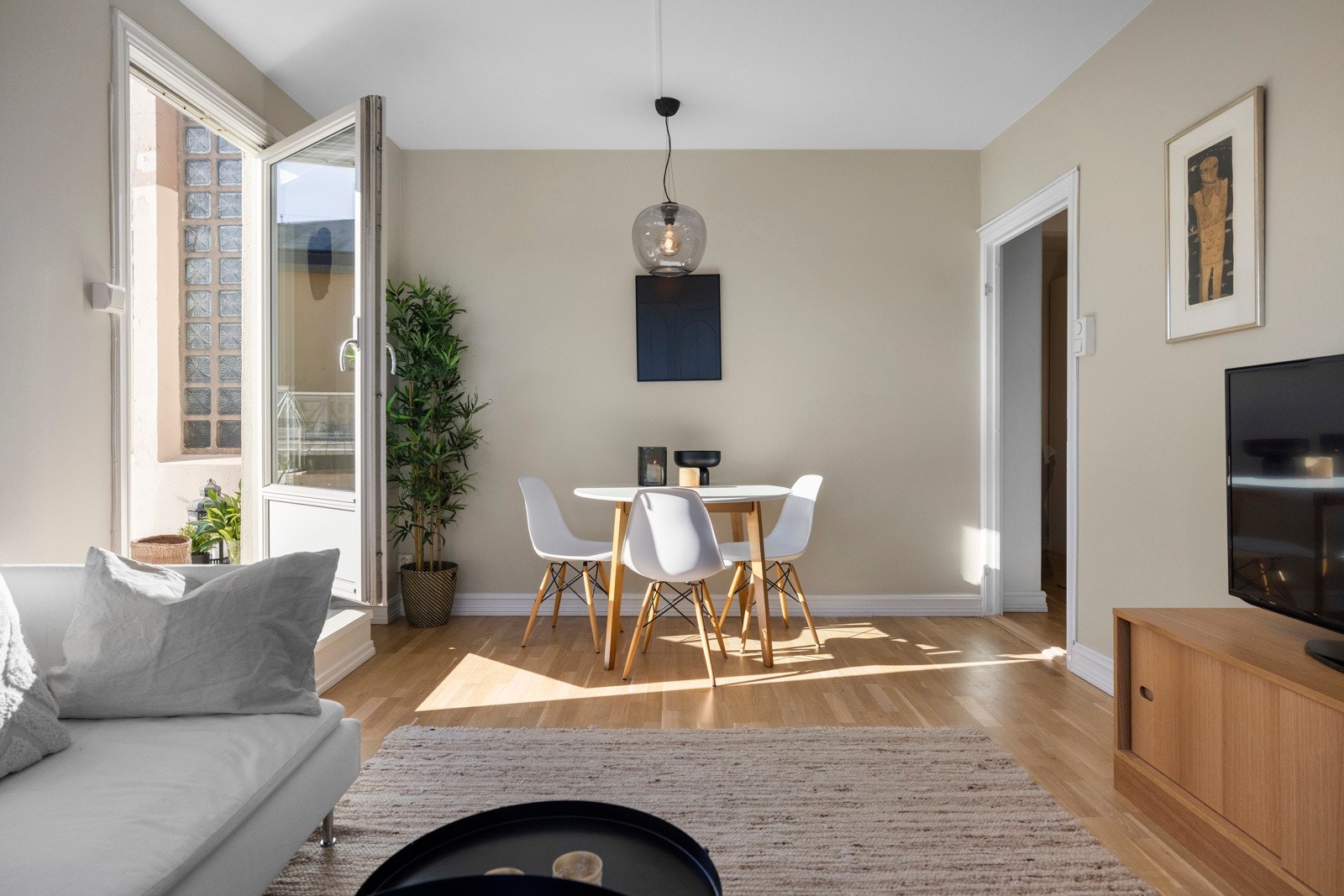 Stuens størrelse og utformelse gir god plass til både sofa- og spisegruppe. Galleribilde