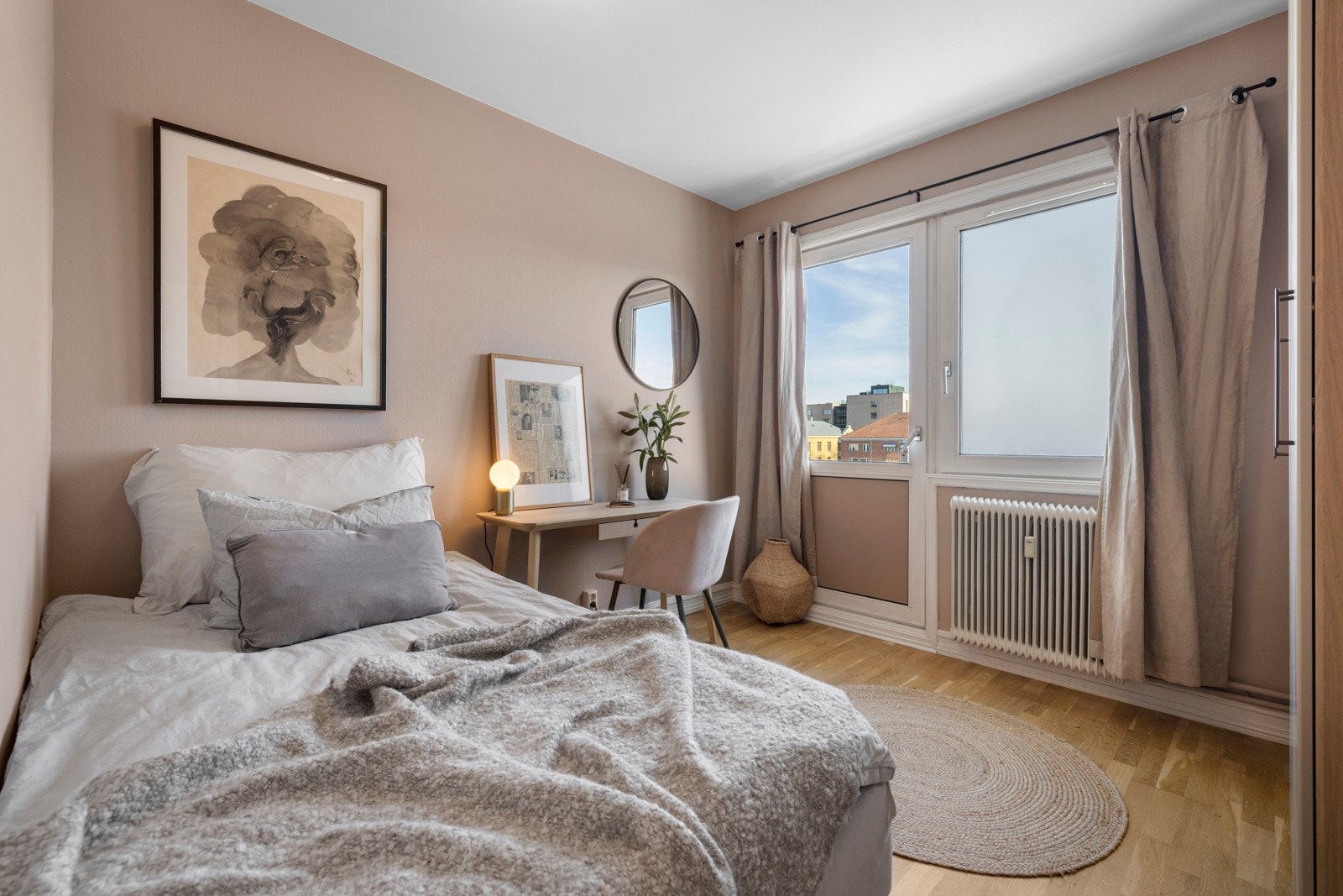 Lyst og delikat hovedsoverom. Galleribilde