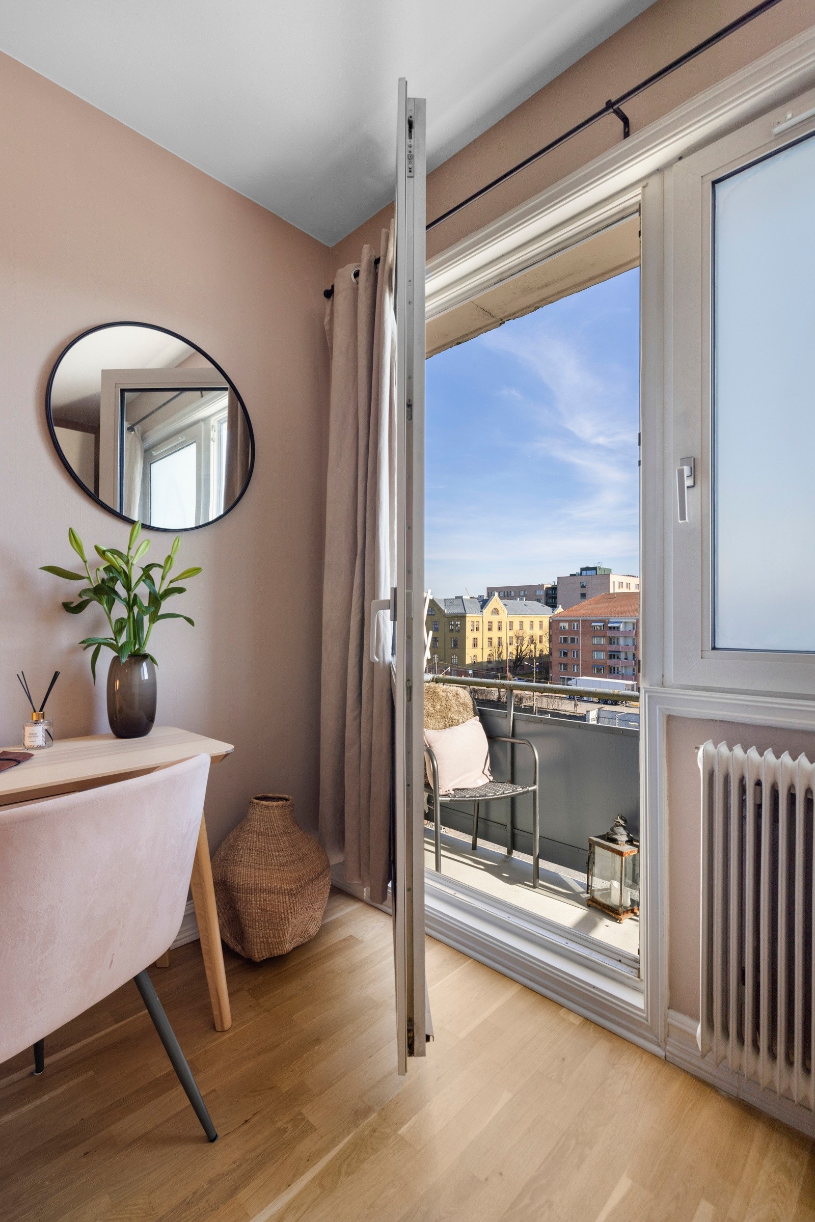 Hovedsoverommet har utgang til en koselig nordøstvendt balkong på 2 kvm - Et hyggelig sted for morgenkaffen eller en stille stund. Galleribilde