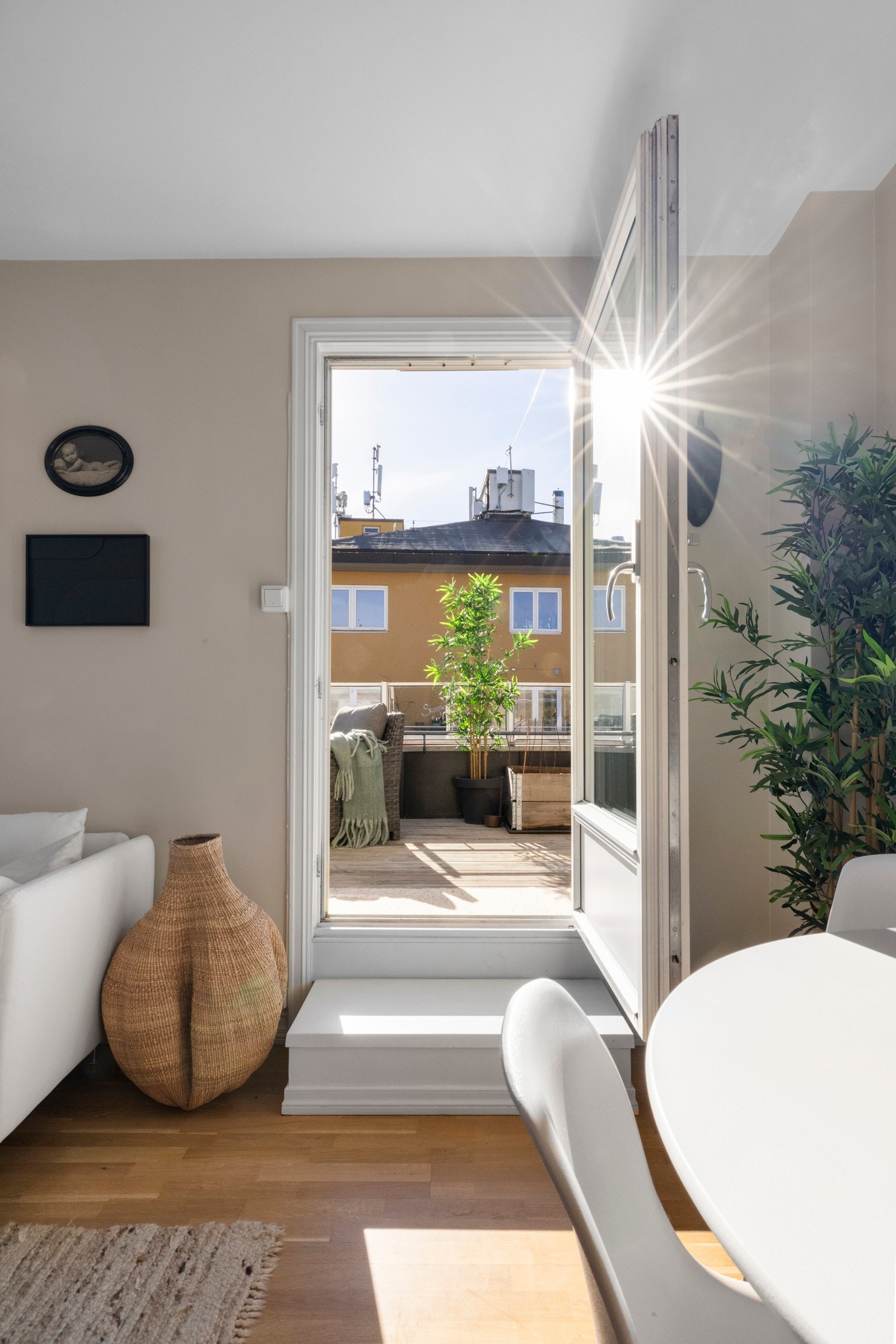 Utgang til privat takterrasse på 24 kvm fra stuen. Galleribilde