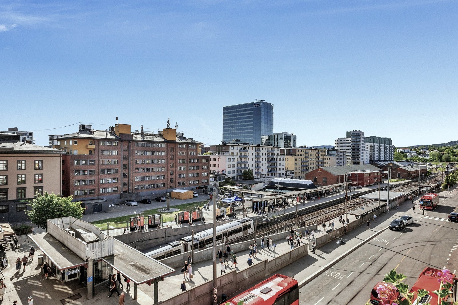 Majorstuen er et knutepunkt for kollektivtransport med meget god tilgang på offentlig kommunikasjon både via T-bane, trikk, buss og flybuss. Galleribilde