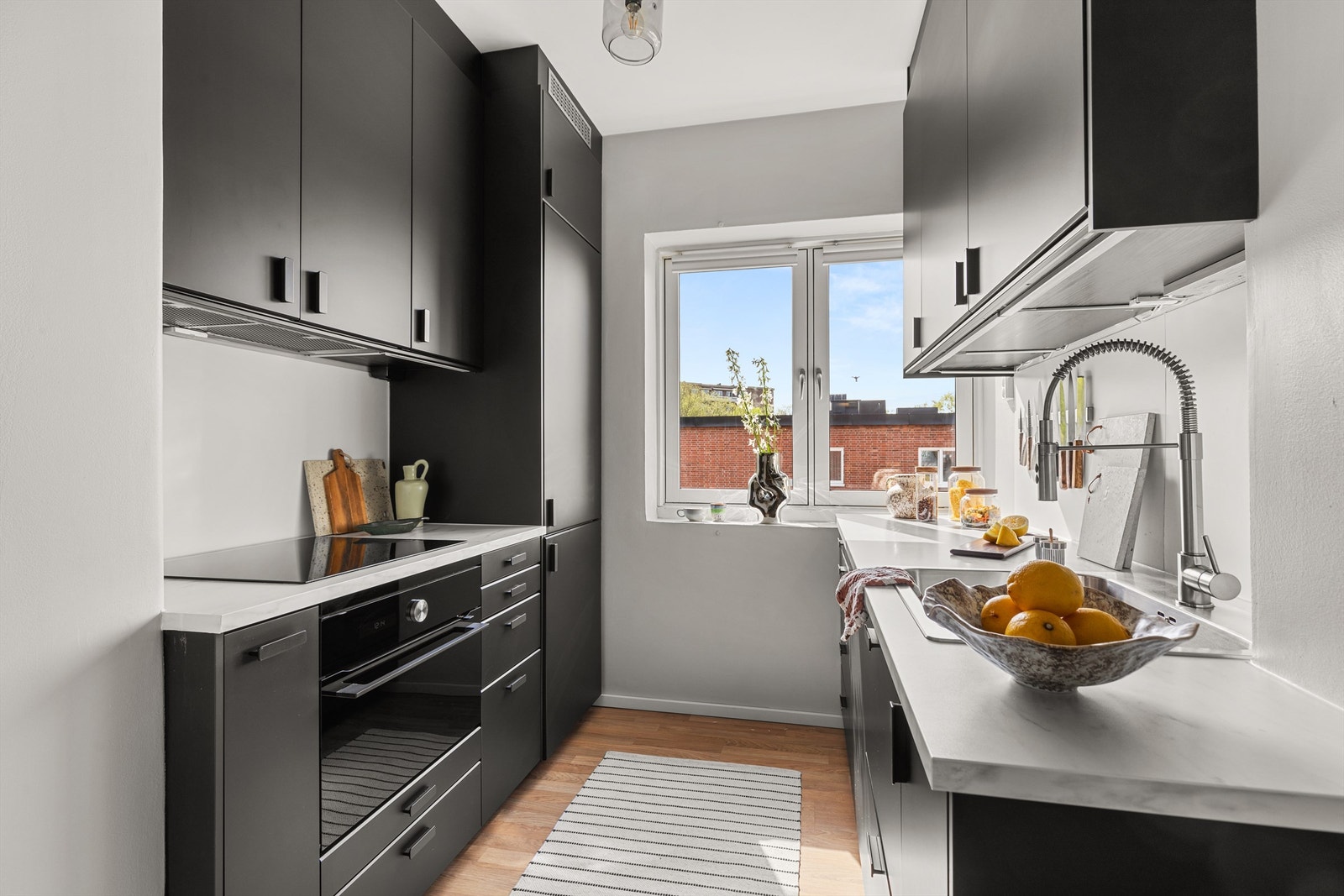 Lyst og moderne kjøkken fra IKEA, nytt i 2020. Leilighetens kjøkken er holdt i en praktisk separat løsning, noe som gir en fin sone for matlagingen. Hvitevarene er sømløst integrert i innredningen. Galleribilde