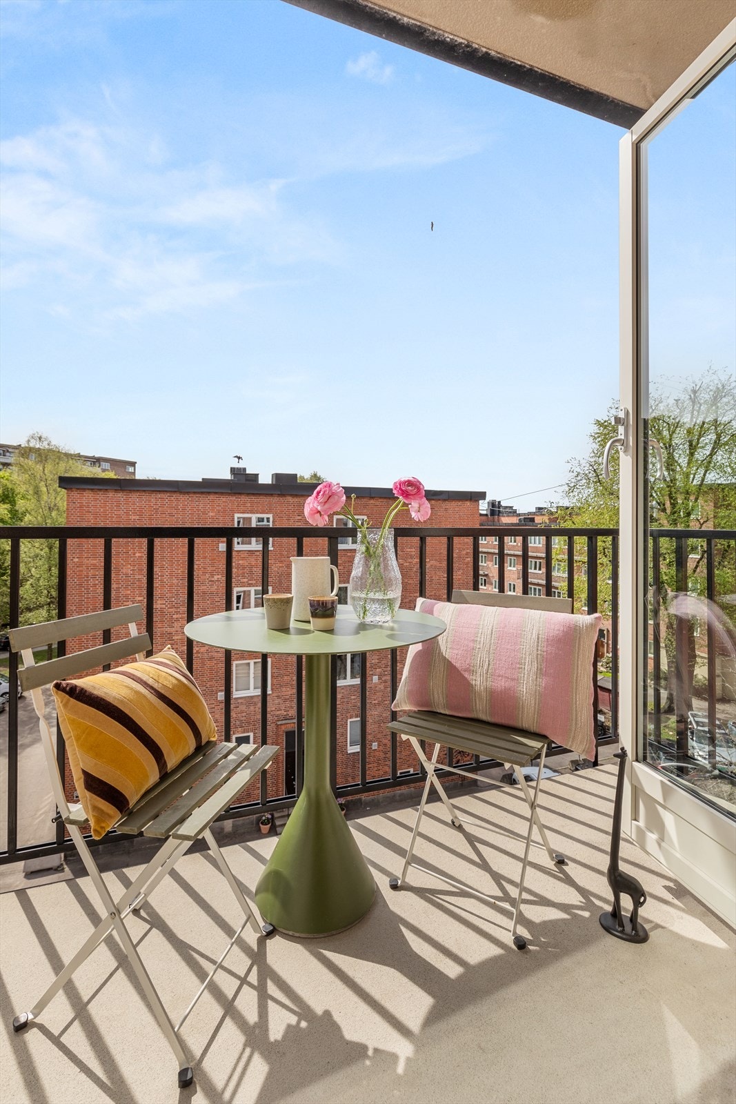 Selger informerer om svært gode solforhold med sol fra ca. 09:00-19:00. Galleribilde