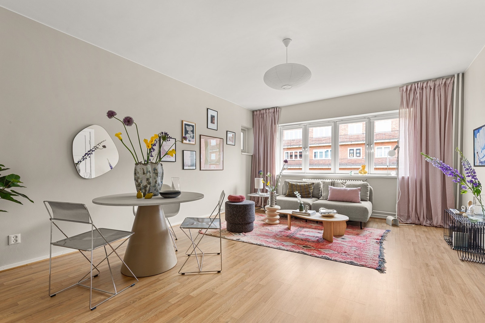 Det er store vindusflater som slipper inn rikelig med lys og som bidrar til å skape en luftig følelse i leiligheten. Galleribilde