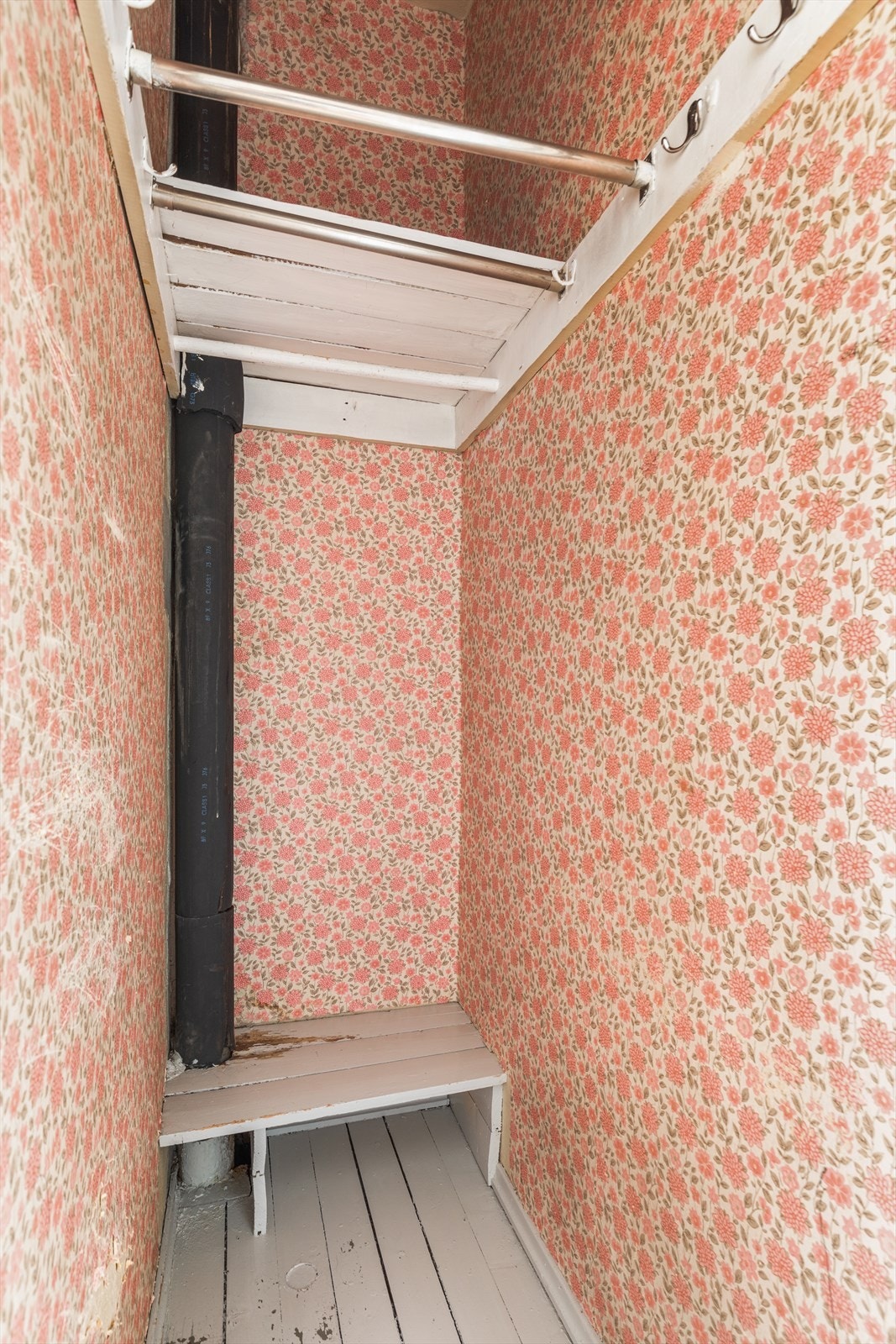 Praktisk innvendig bod med rikelig oppbevaringsplass! Galleribilde