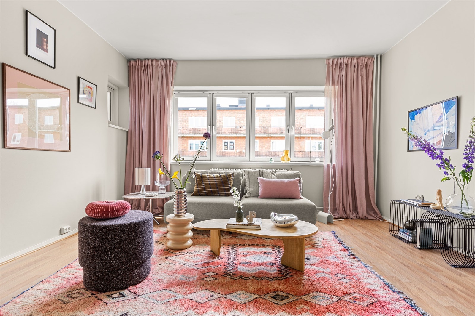 Stuen er romslig med god planløsning og kan enkelt innredes med en hyggelig sofagruppe med tilhørende sofabord og annet ønskelig stuemøblement. Galleribilde