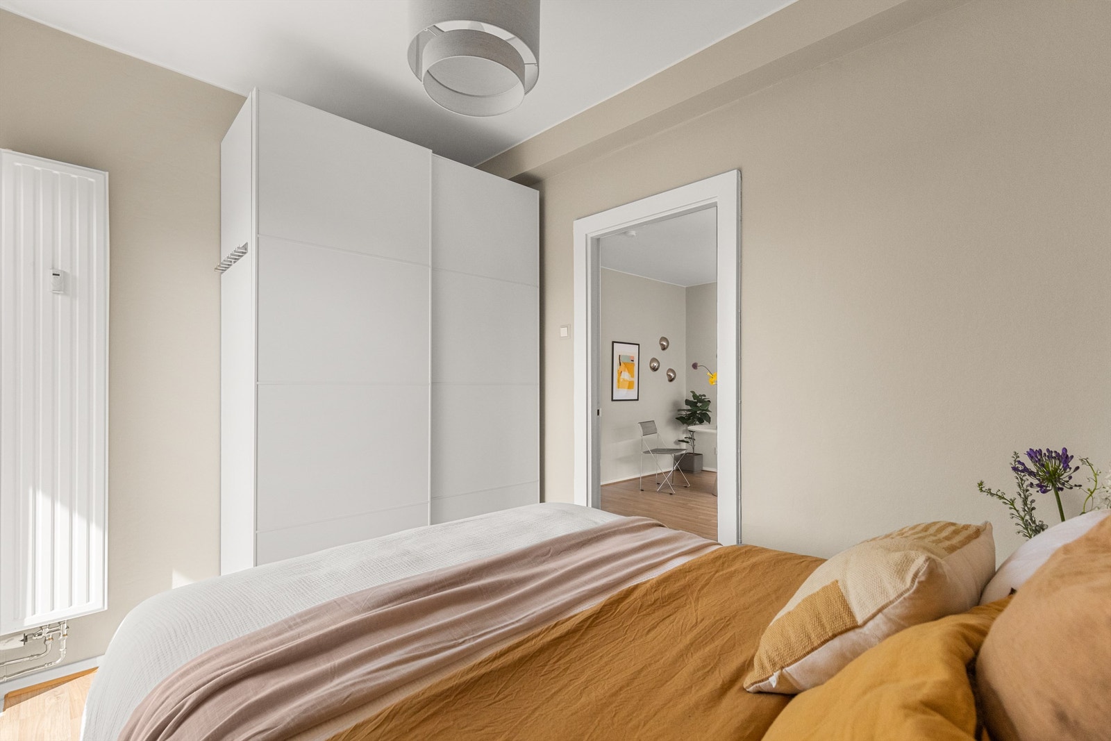 Det er god oppbevaringsplass i et romslig garderobeskap. Galleribilde