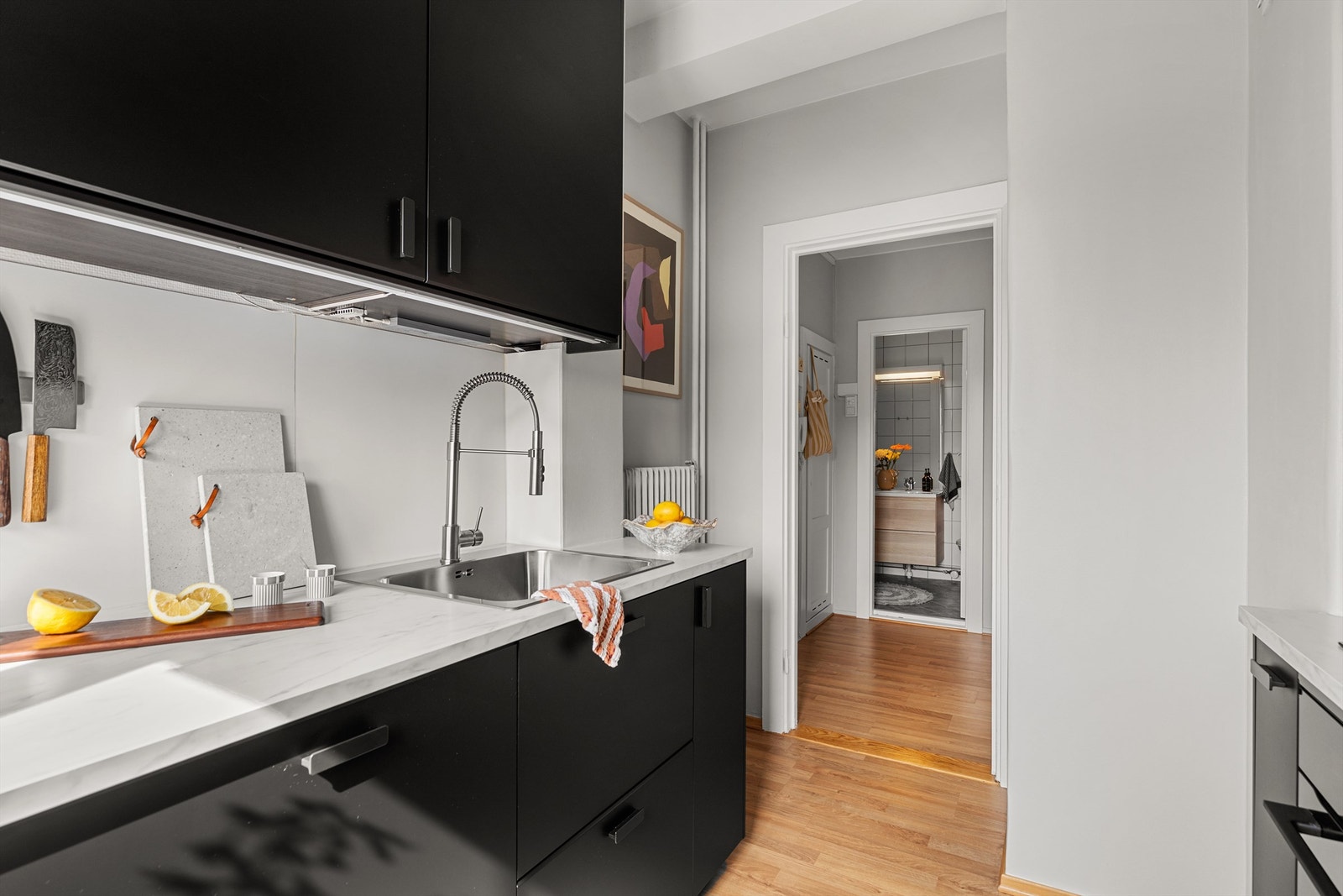 Den gode benkeplassen gjør det enkelt å diske opp lekre retter. Det er rikelig med oppbevaringsplass i både skuffer og skap. Galleribilde