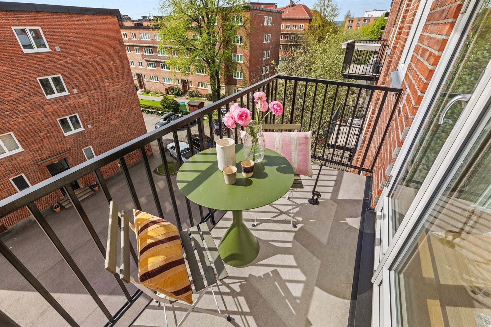 Fra soverommet kommer du ut til boligens sydvendte balkong på 4 kvm. Balkongens størrelse gir deg gode muligheter for å nyte sommerens varme dager i en lun sittegruppe. Galleribilde