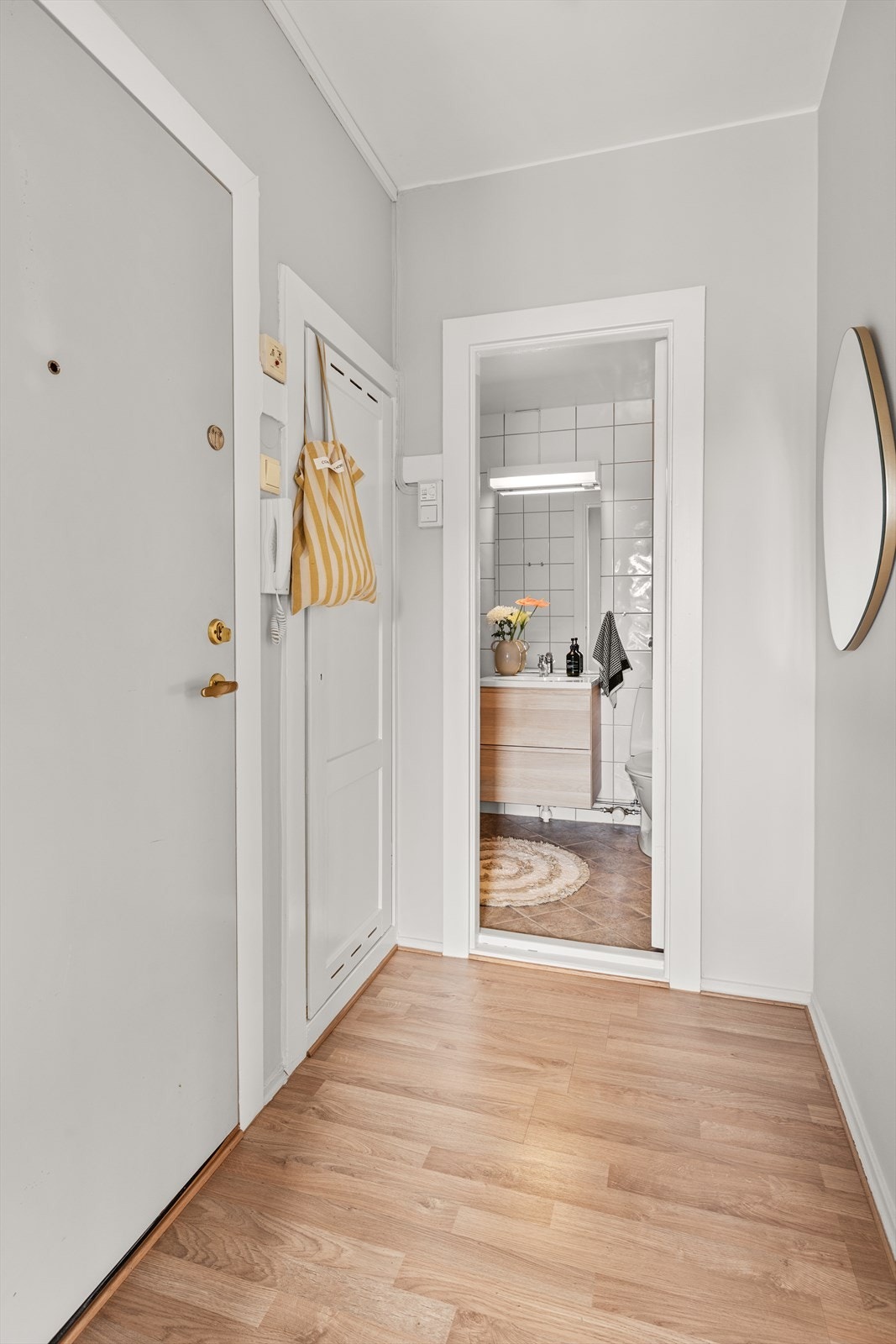 Leilighetens entré er lys og innbydende og gir et meget godt førsteinntrykk av boligen. Her er det god plass til å henge fra seg yttertøyet og sette fra seg sko. Galleribilde