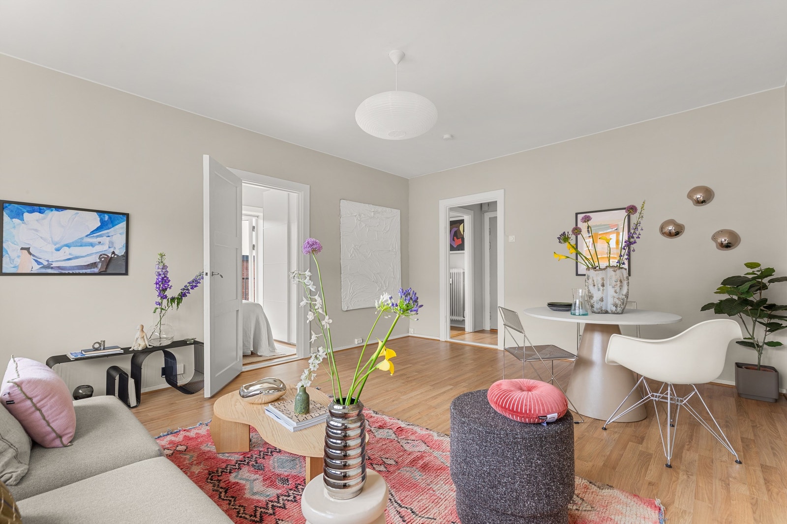 I stuen er det også en naturlig og fin plass for å innrede med et spisebord med mulighet for å invitere venner og familie på middager. Galleribilde