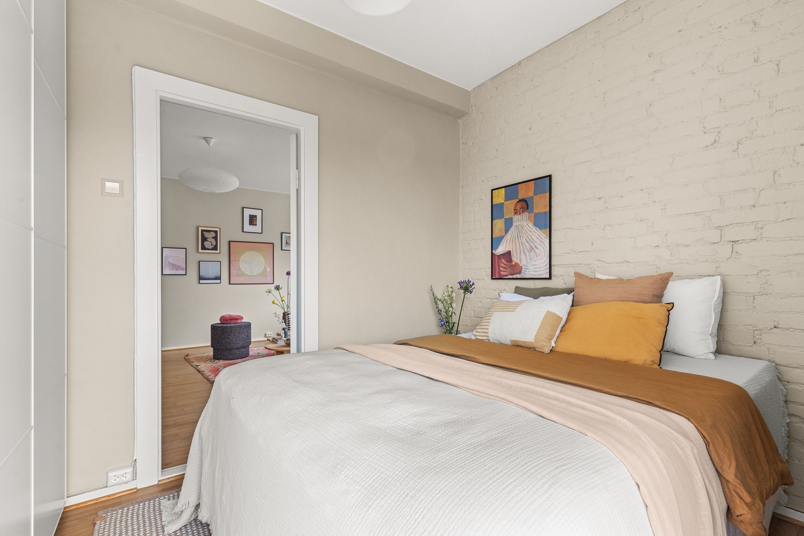 Rommet er holdt i duse og behagelige nyanser - perfekte for soverommet! Galleribilde