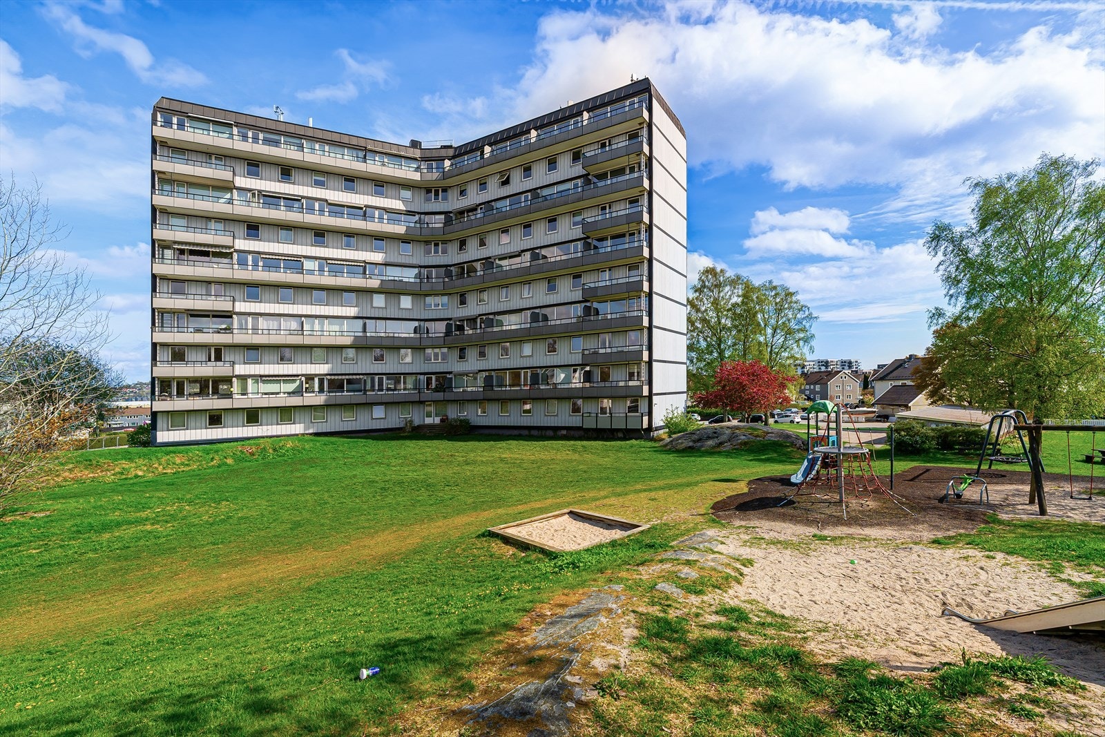 Leiligheten ligger i fløyen til venstre med gode solforhold på ettermiddags- og kveldsstid. Den ligger i byggets 7. og 8.etg., hvor heis tar deg enkelt opp og hjem til 7.etg. Galleribilde