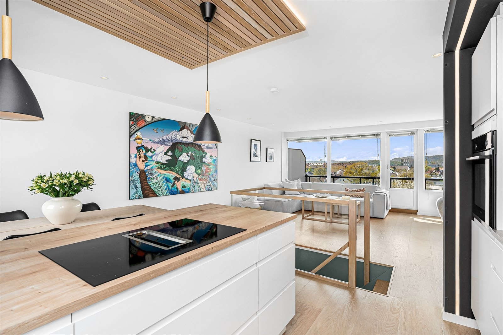 Leiligheten går over to etasjer og øverste etasje er åpen og lys, hvor du har vindusflater på begge sider. Legg merke til trappeoppgangen hvor det er valgt eik- og glassrekkverk. Galleribilde