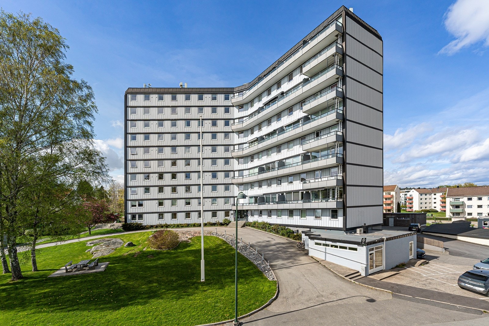 Fra leiligheten har du gang- og sykkelavstand til det aller meste som UiA, flere dagligvarebutikker, gå- og turområder i Jegersberg, badeplass i Bertesbukta, samt til Kristiansand Sentrum. Galleribilde