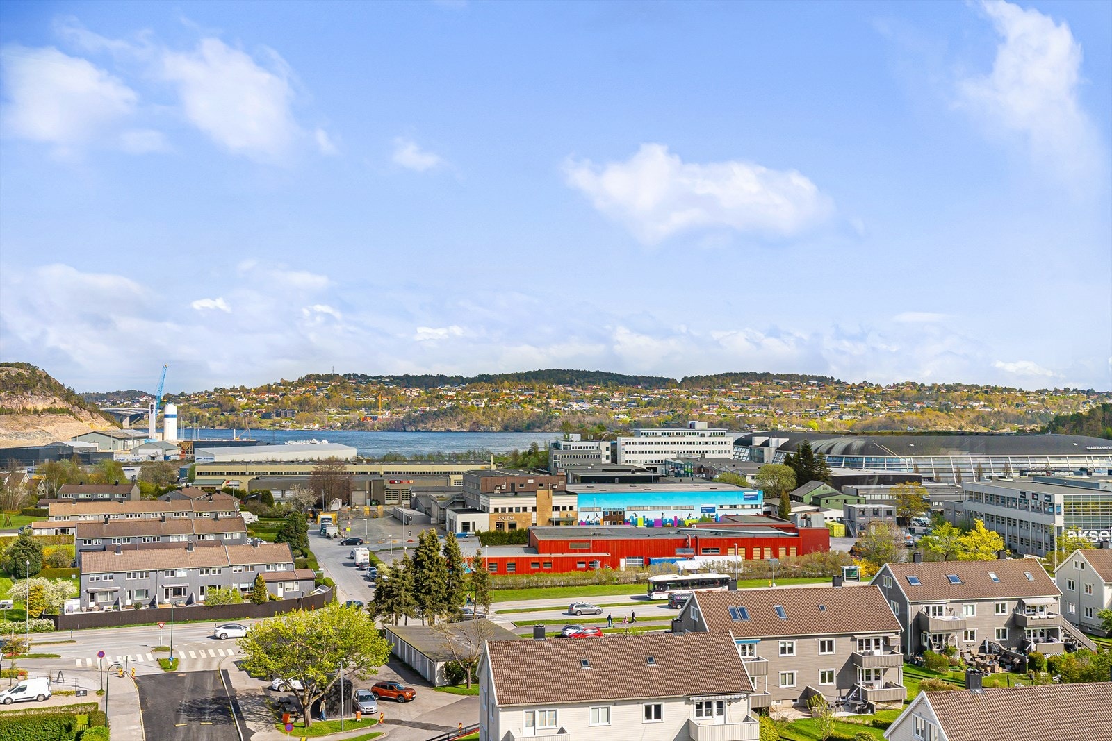 Fra kjøkkenet og spisestuen har du flott utsikt! Her ser ut mot Sparebanken Norge Arena, Søm og Topdalsfjorden. Galleribilde