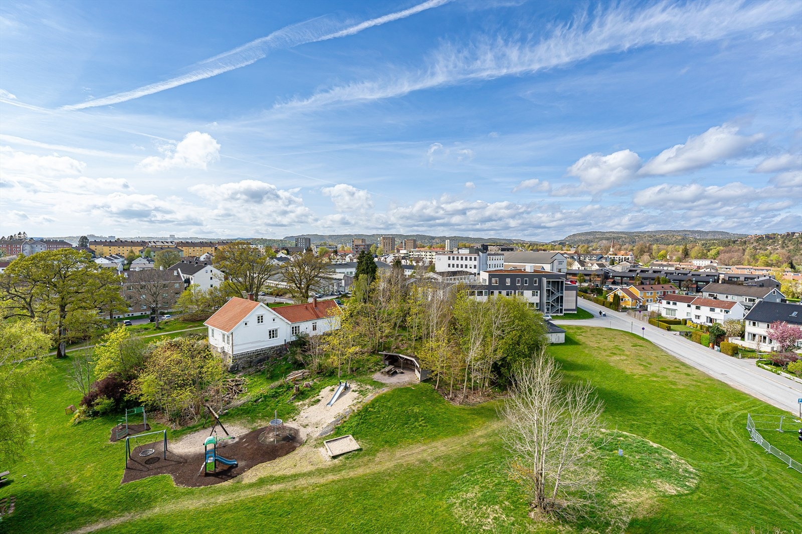 Fra leilighetens balkong har du også svært god utsikt og lite innsyn. Du får litt opplevelse av at du er på "toppen" av Lund når du bor her i 7. og 8.etg. Galleribilde