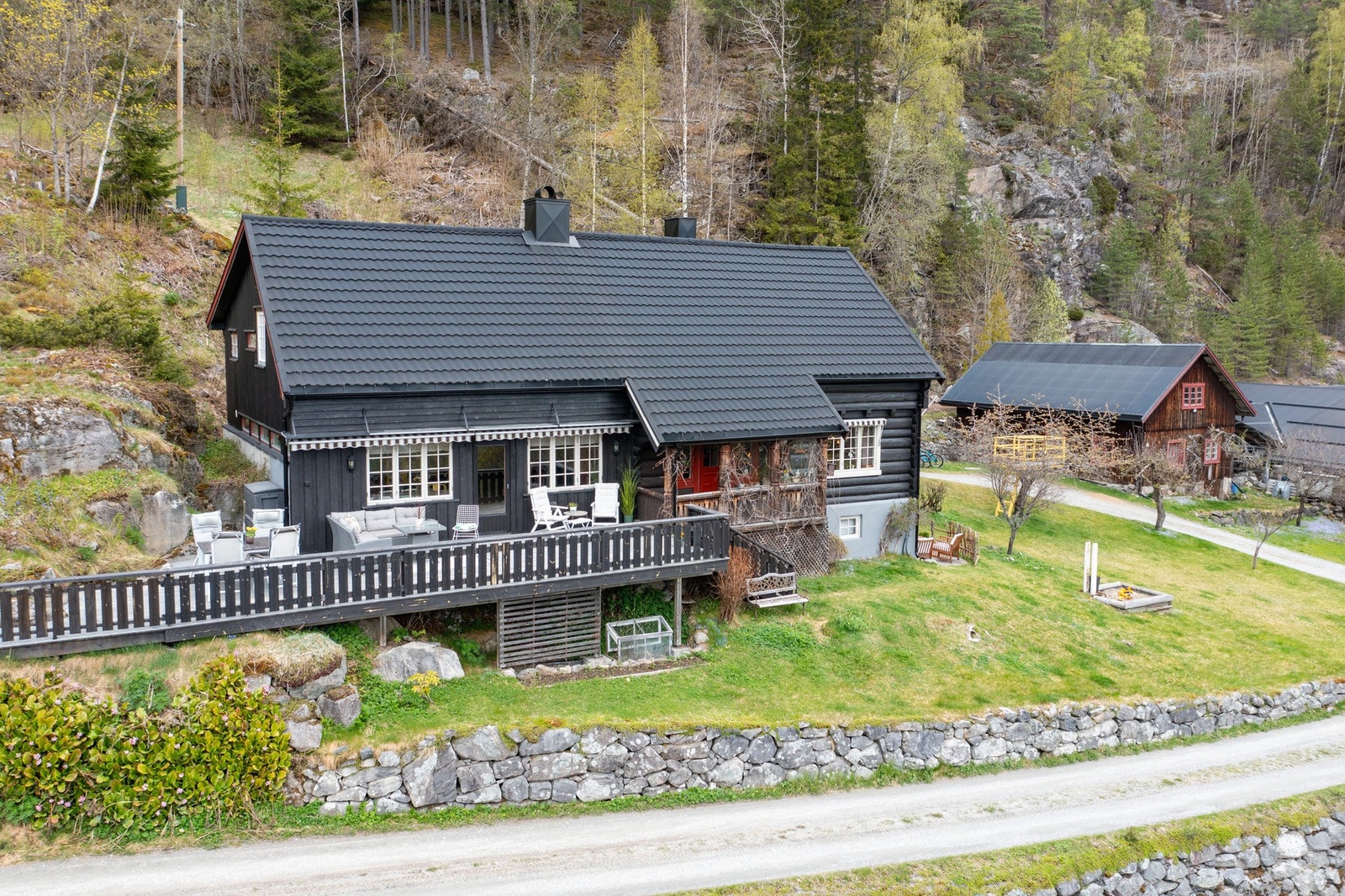 Fredelig beliggenhet med god plass - tomta er på over 16 da Galleribilde