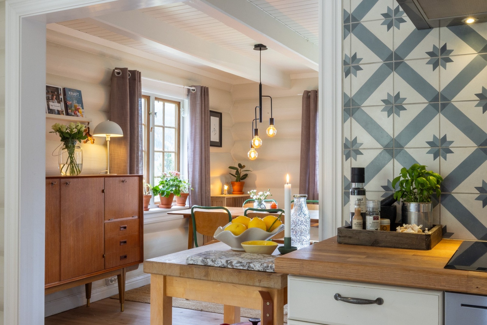 Delvis åpent inn til spisestua.
. Galleribilde