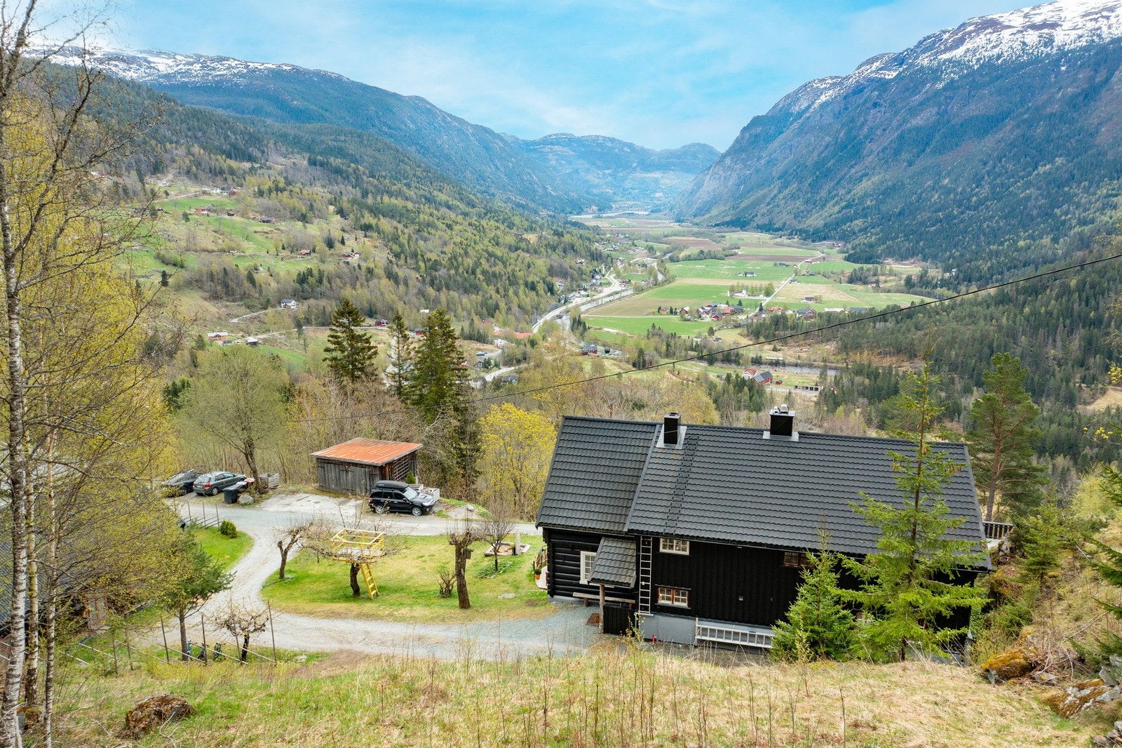 Flott utsikt uvoer Flatdal med fjella rundt Galleribilde