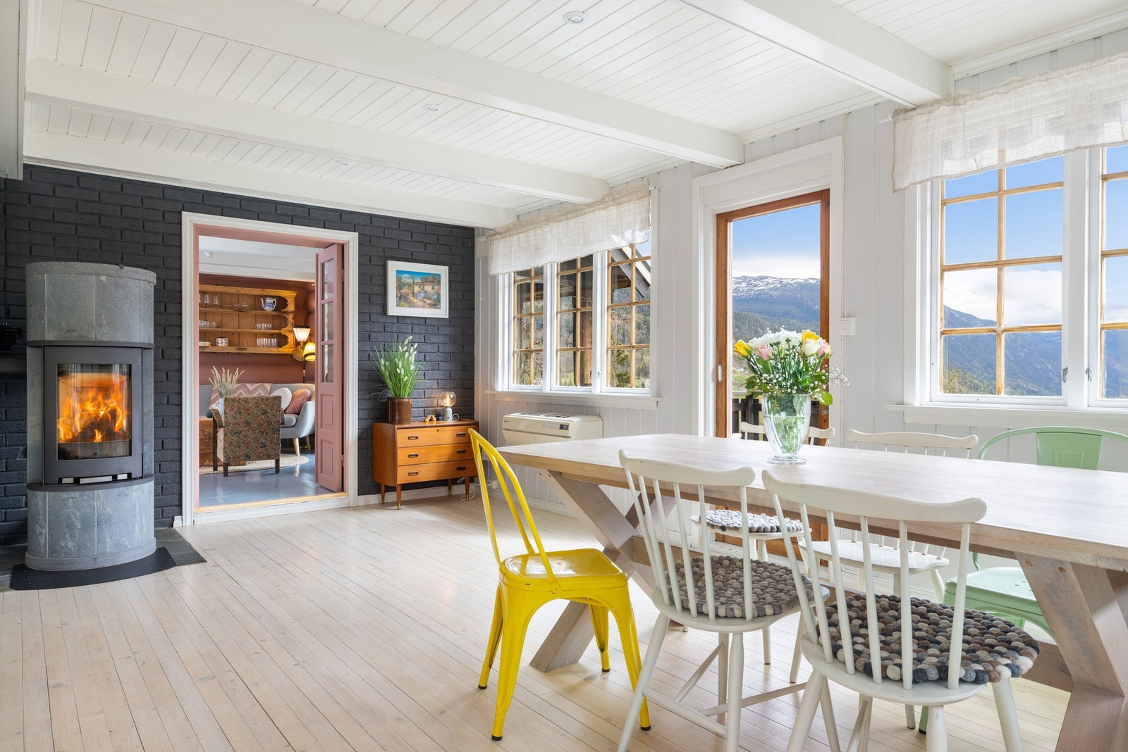 Hovedstua er lys og luftig med flere vinduer som gjør at en kan nyte den flotte utsikten Galleribilde