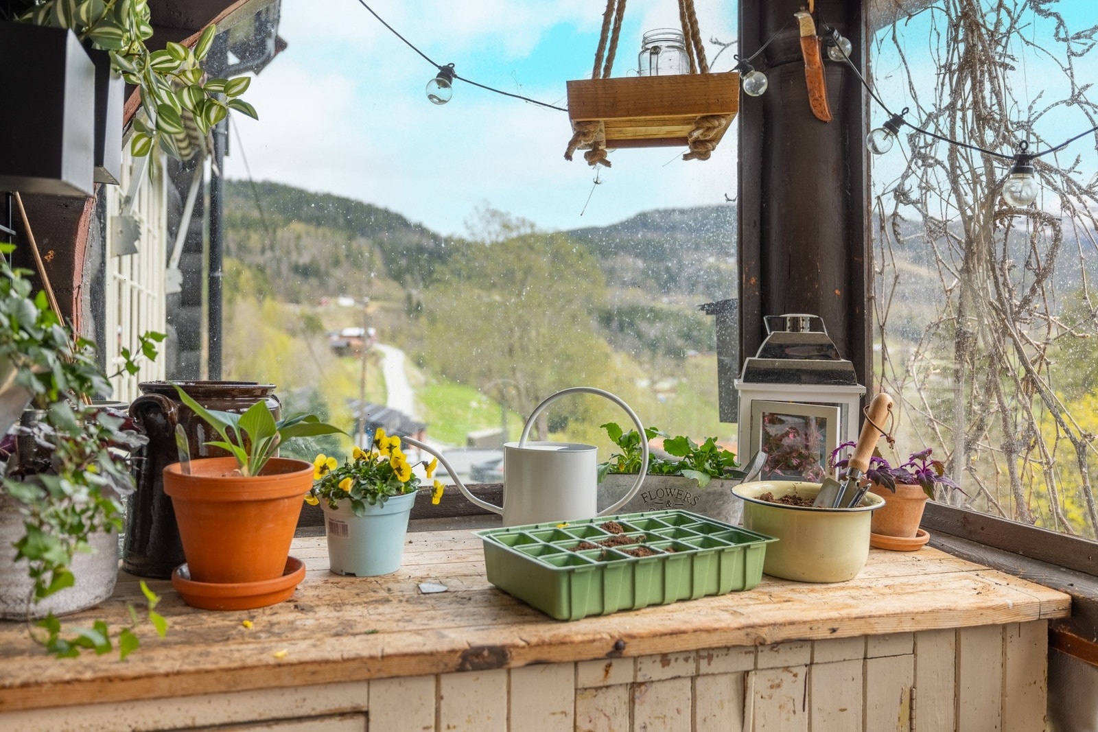 Innredet med en koselig arbeidsbenk Galleribilde