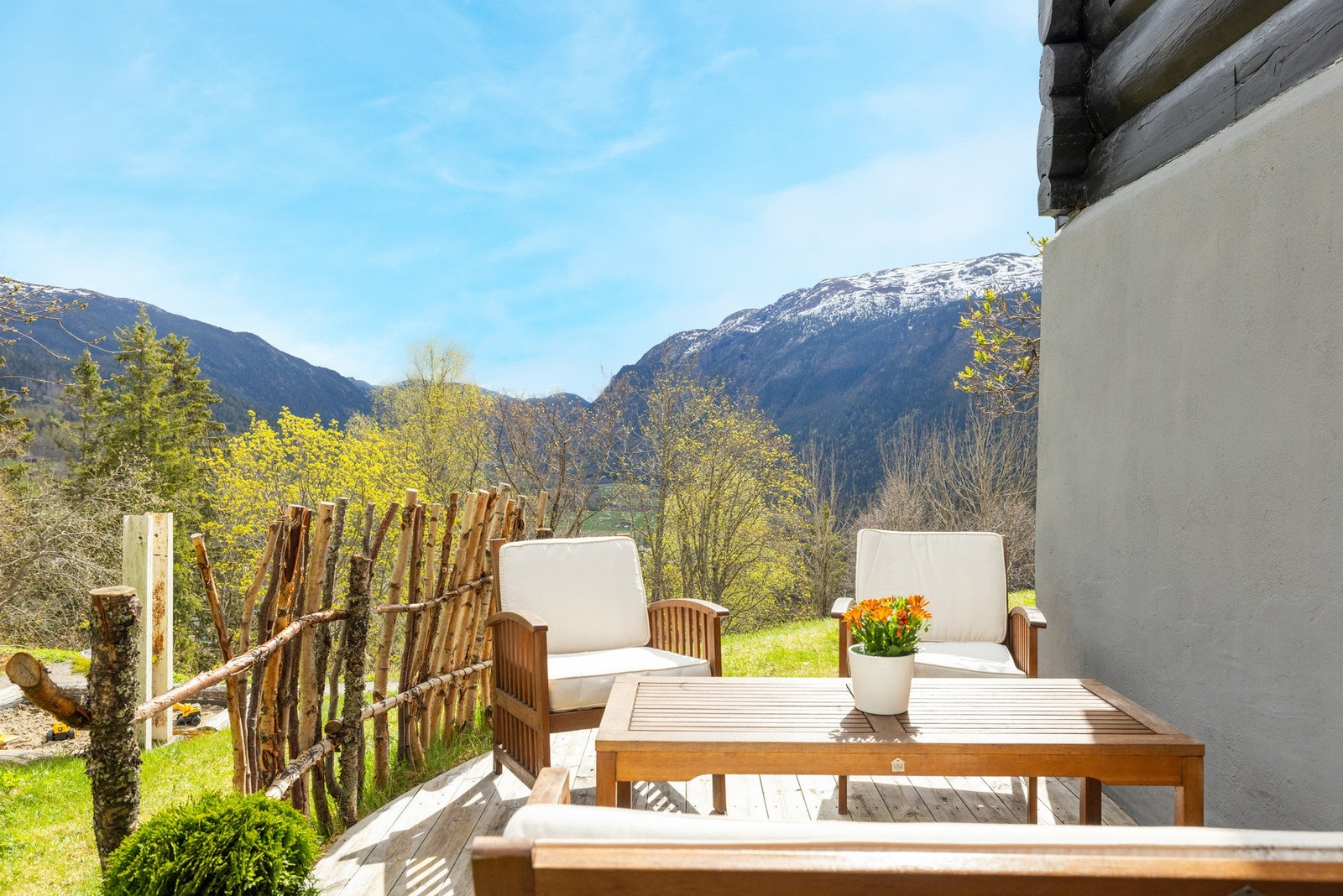 Berit Seltveit v/ Lokalmegleren & Partners har gleden av å presentere Åsanvegen 5! Galleribilde