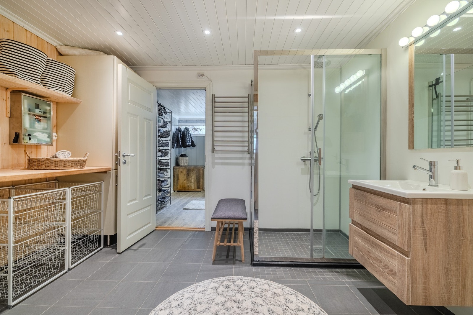 Flislagt gulv med varmekabler.
Innenfor badet er det innredet ett garderoberom - tidligere brukt som soverom. Galleribilde