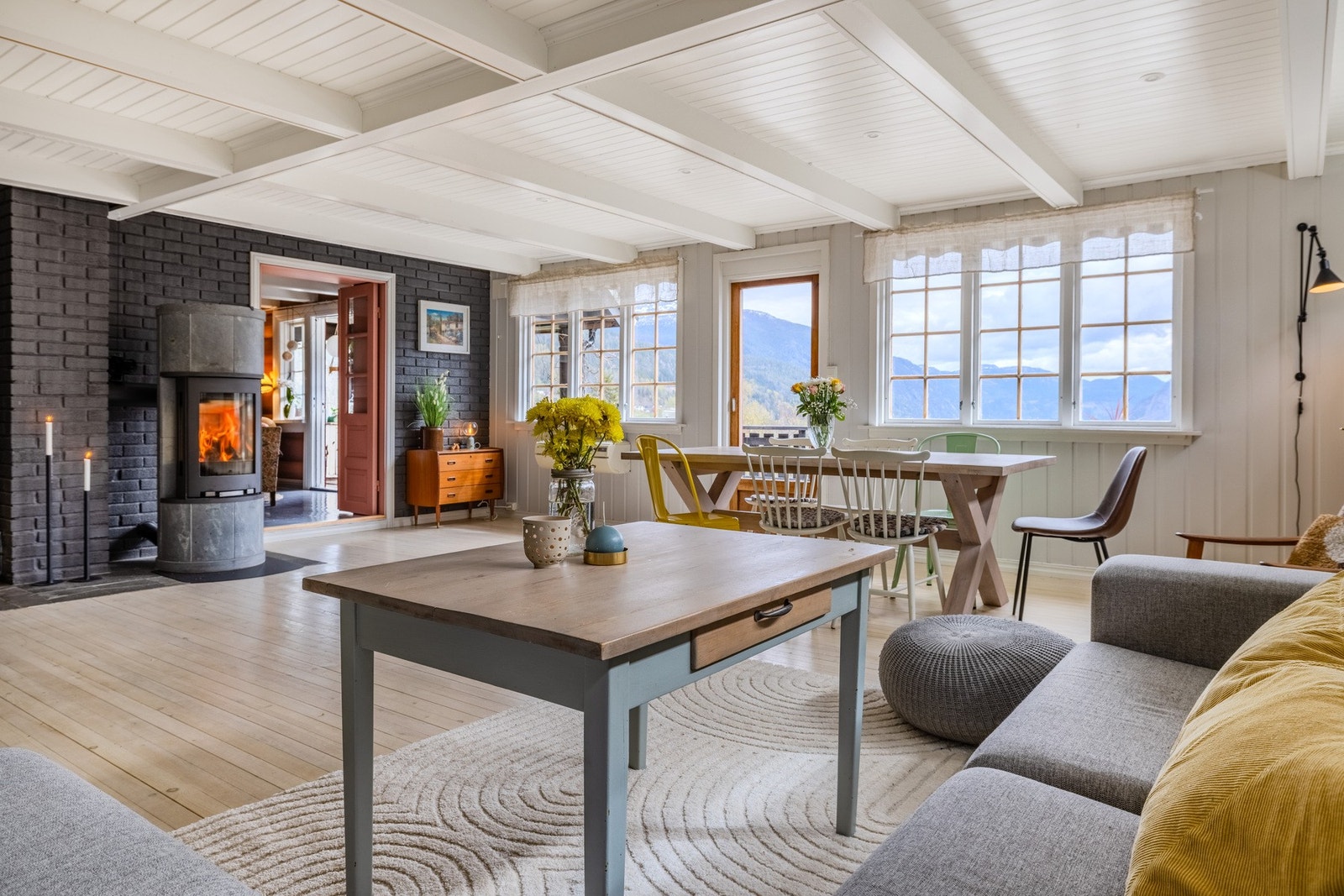 Utstyrt med peisovn med klepberstein som holder godt på varmen Galleribilde