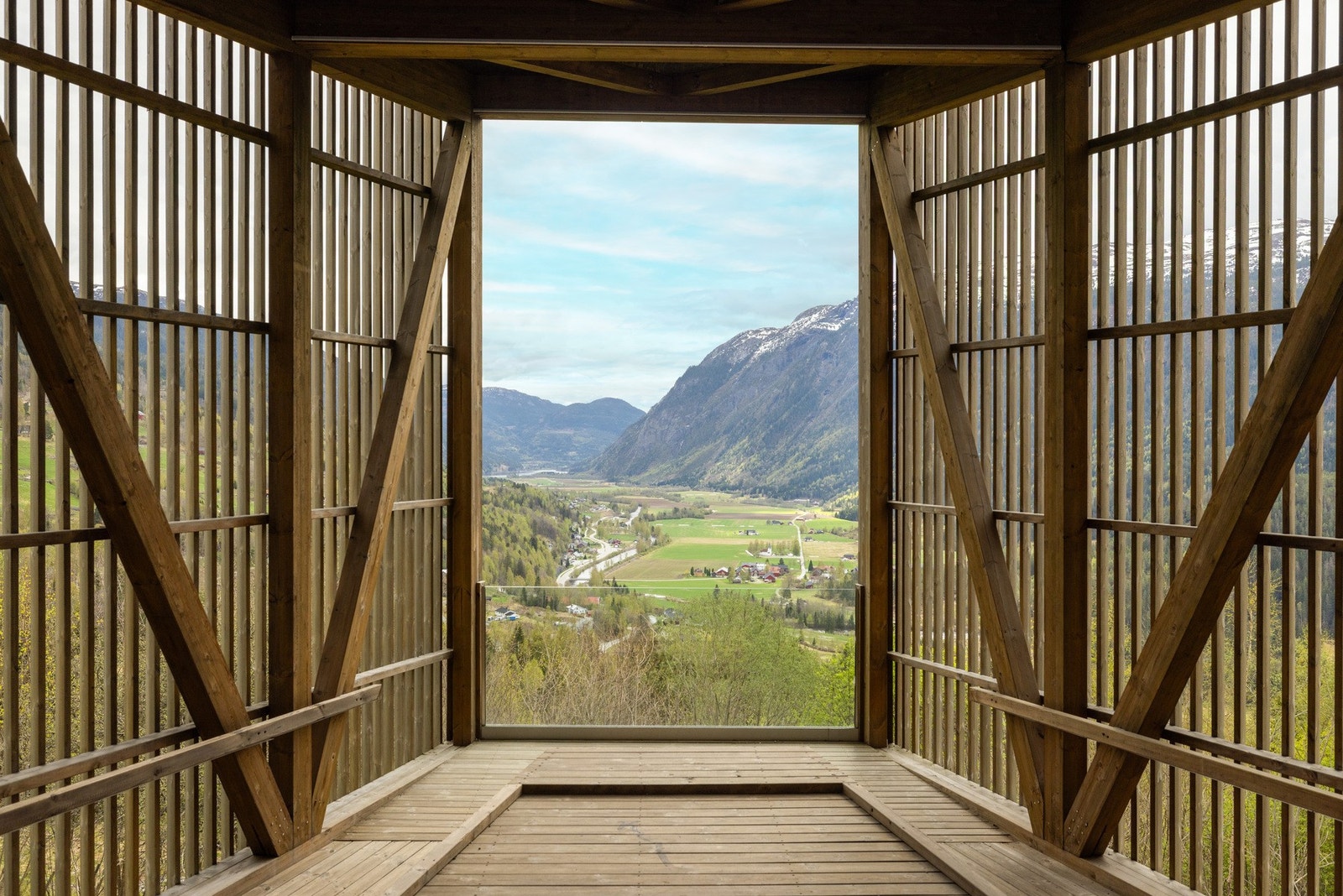 Utsiktspunkt som ligger rett ved der en svinger av til eiendommen fra hovedveien. Galleribilde
