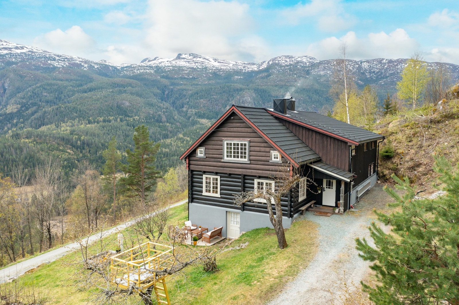 Fra eiendommen er det flott utsikt utover Flatdal med fjella rundt
Fredelig beliggenhet med god plass - tomta er på over 16 da Galleribilde