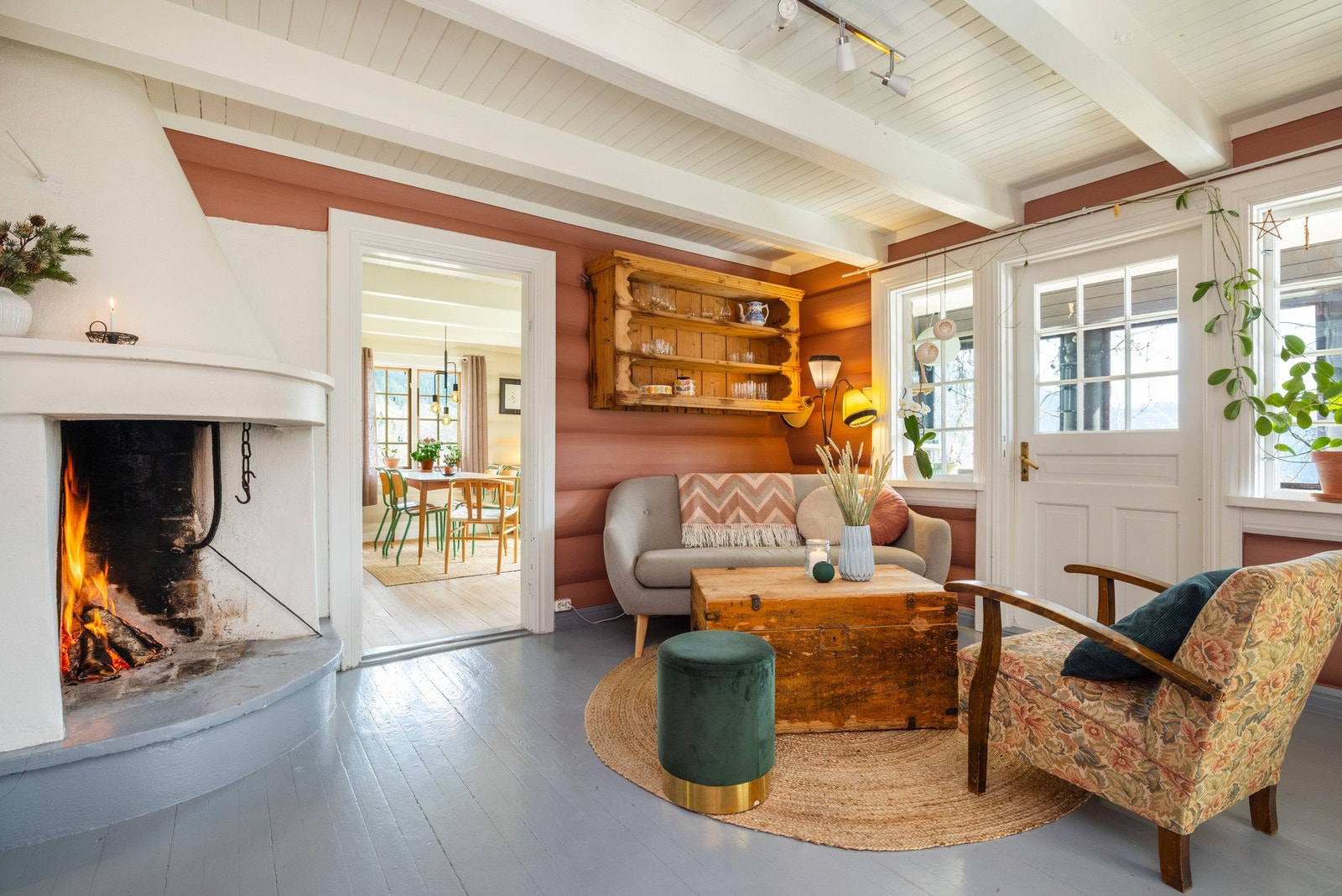Den "gamle" stua med flott peis/grue, malt tregulv og malte tømmervegger - utgang til veranda. Galleribilde