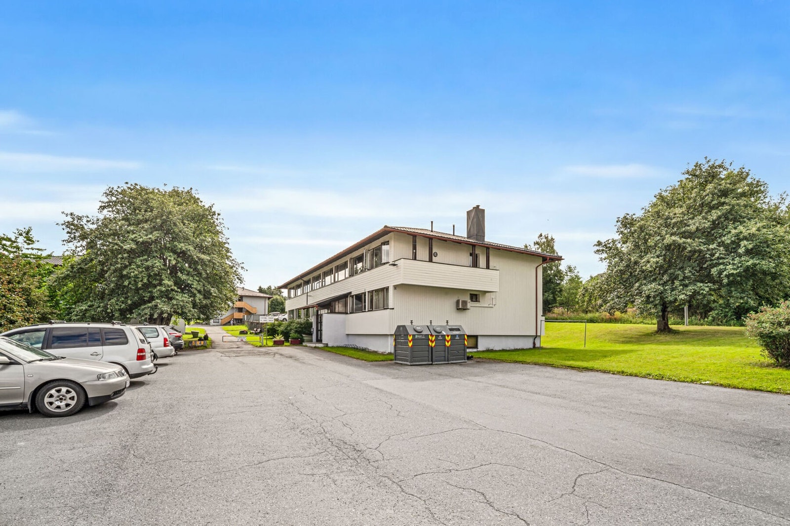 Beboerne parkerer på biloppstillingsplassen som er felles for borettslaget. Galleribilde
