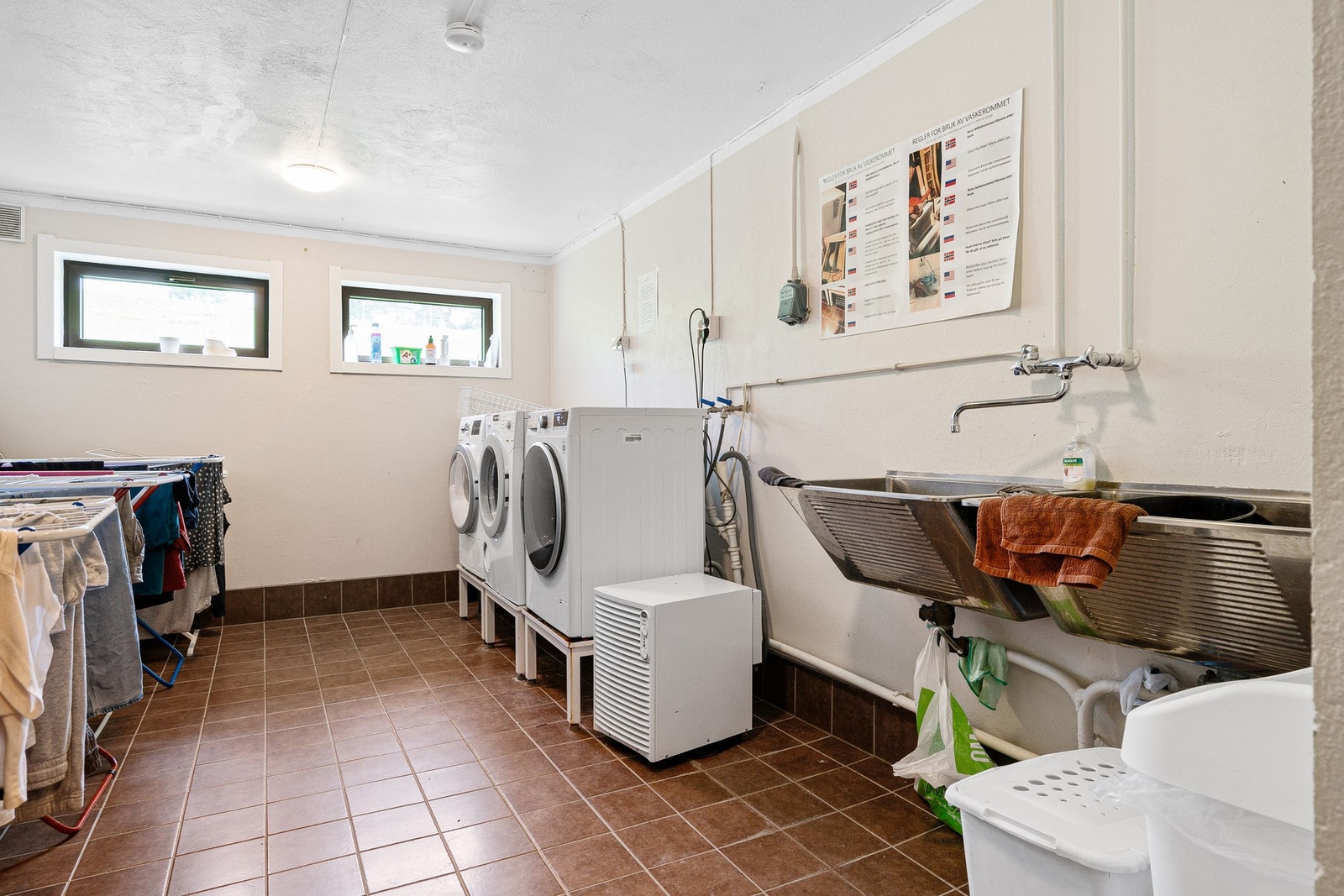 Det er felles vaskerom og felles balkong for beboerne. Hver leilighet disponerer én bod i kjelleren. Galleribilde